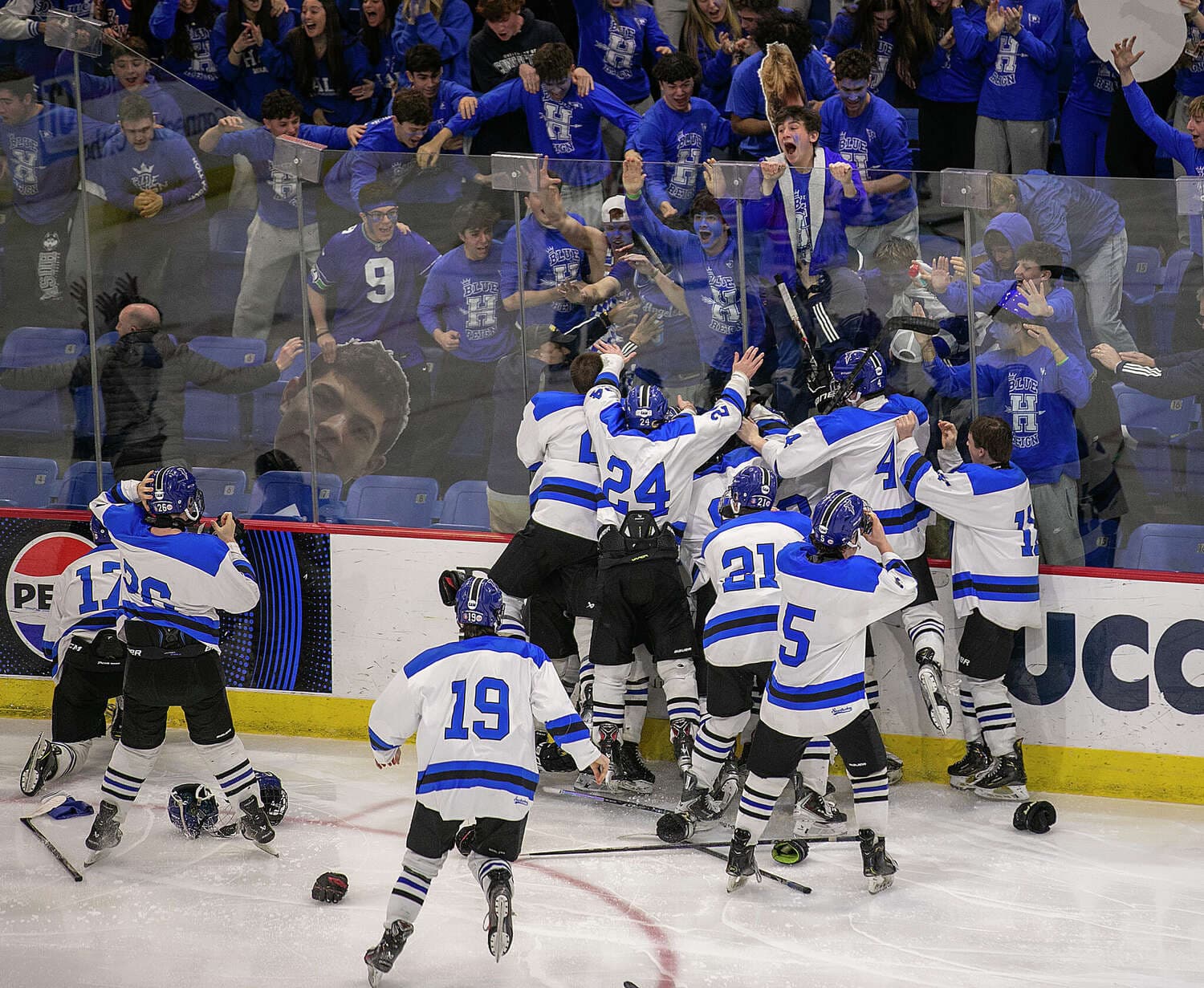 Hall boys hockey tops E.O. Smith/Tolland in overtime to win CIAC Division III championship