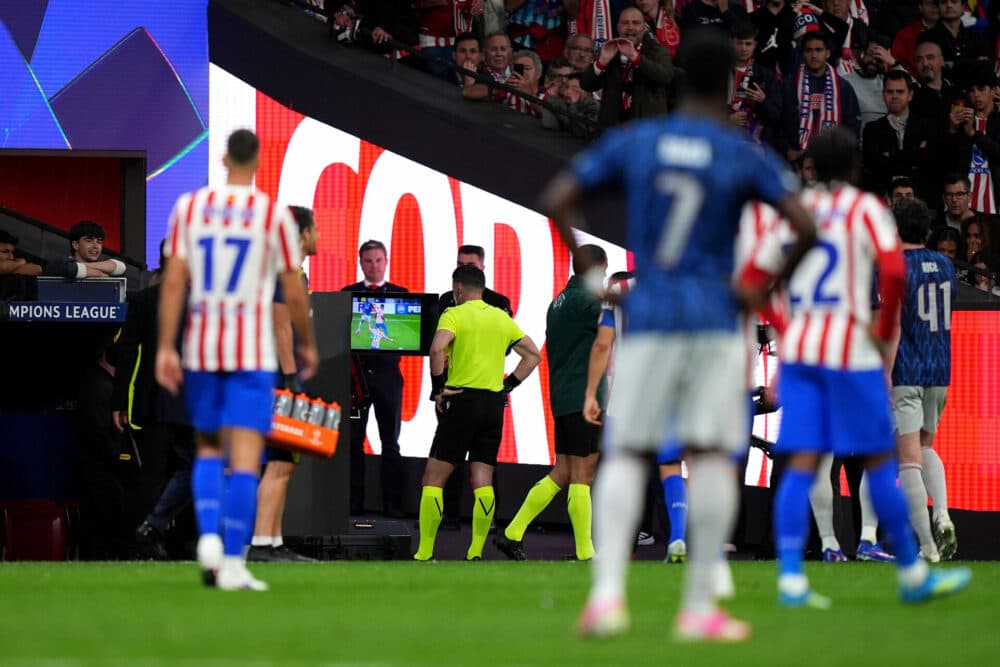 Ex-ref insists VAR made error in Atletico-Arsenal clash