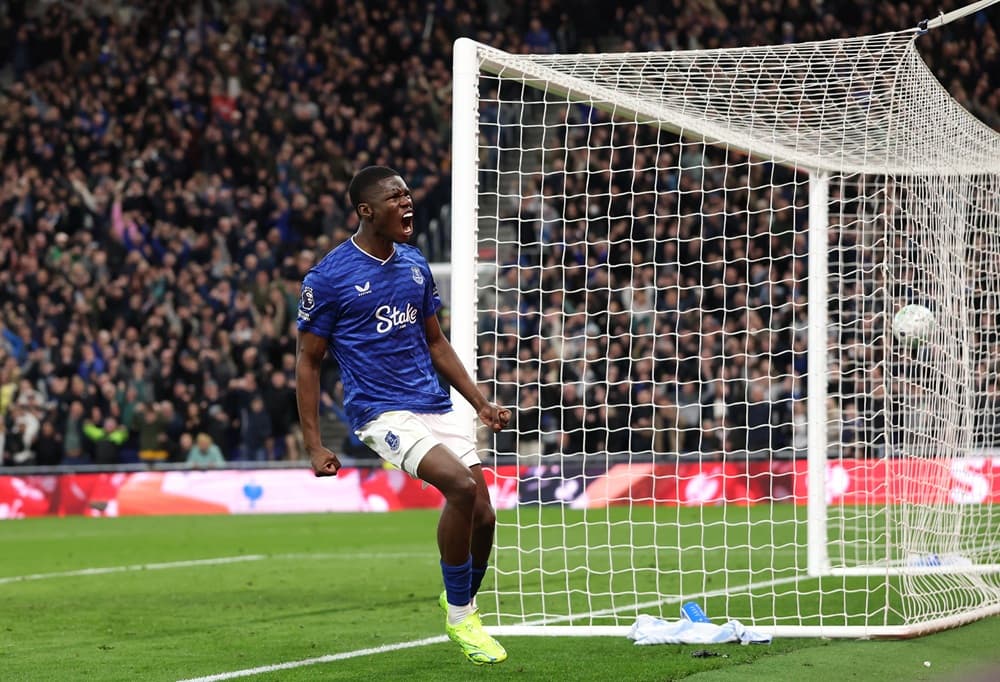 Everton star shares message with Arsenal fans after Manchester City goals