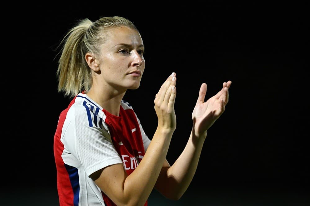 Leah Williamson signs new Arsenal contract