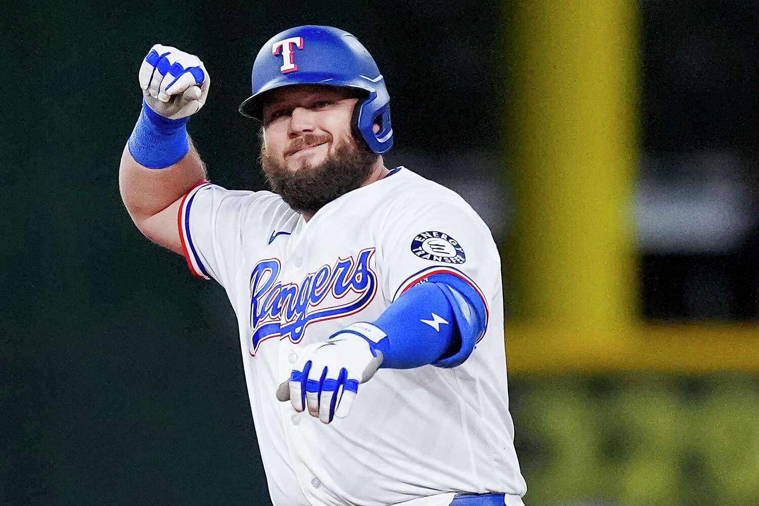 Rangers find rhythm, begin difficult week against marquee opponents with clean win over Mariners
