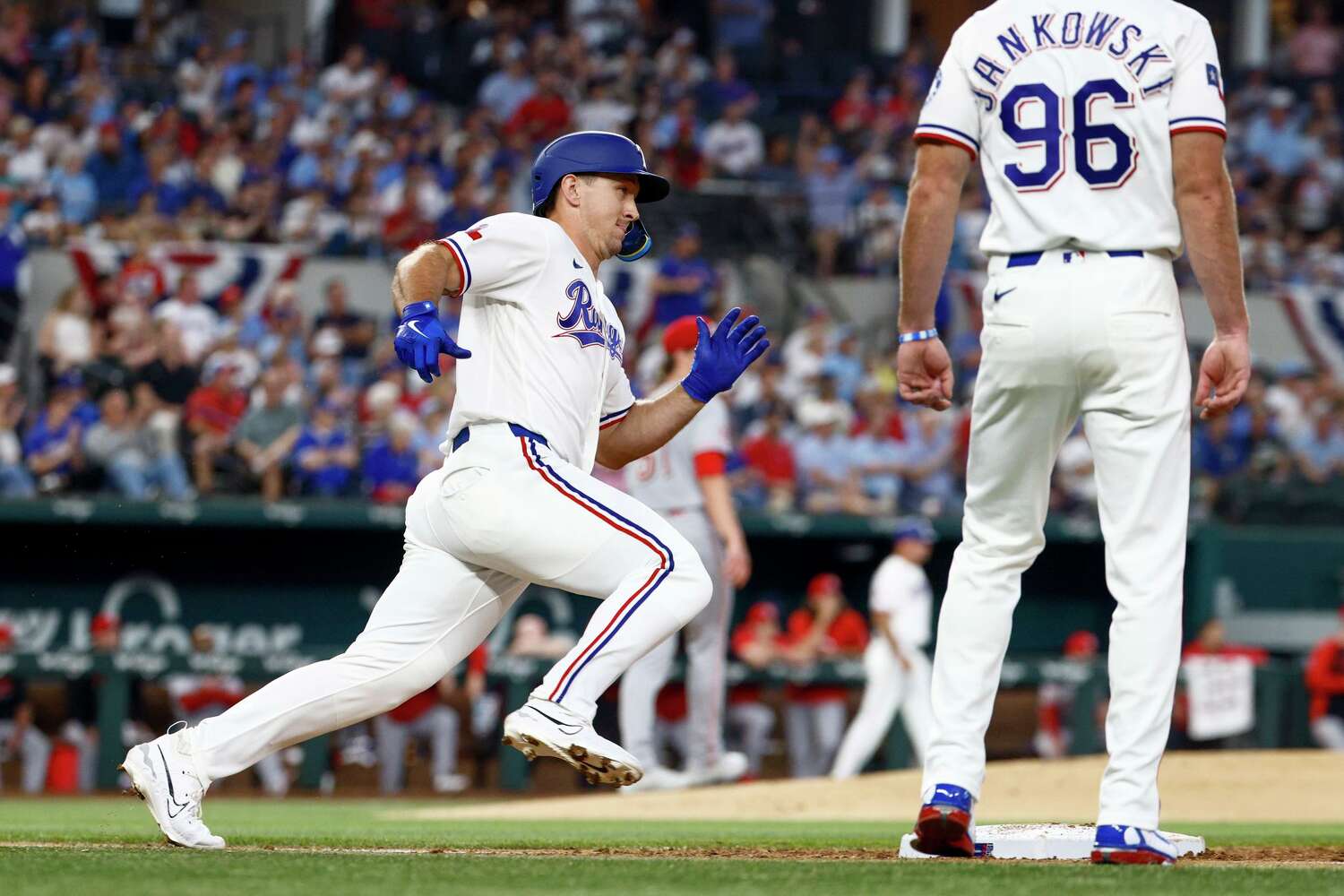 Rangers OF Wyatt Langford exits Friday's game vs. Dodgers with right quad tightness