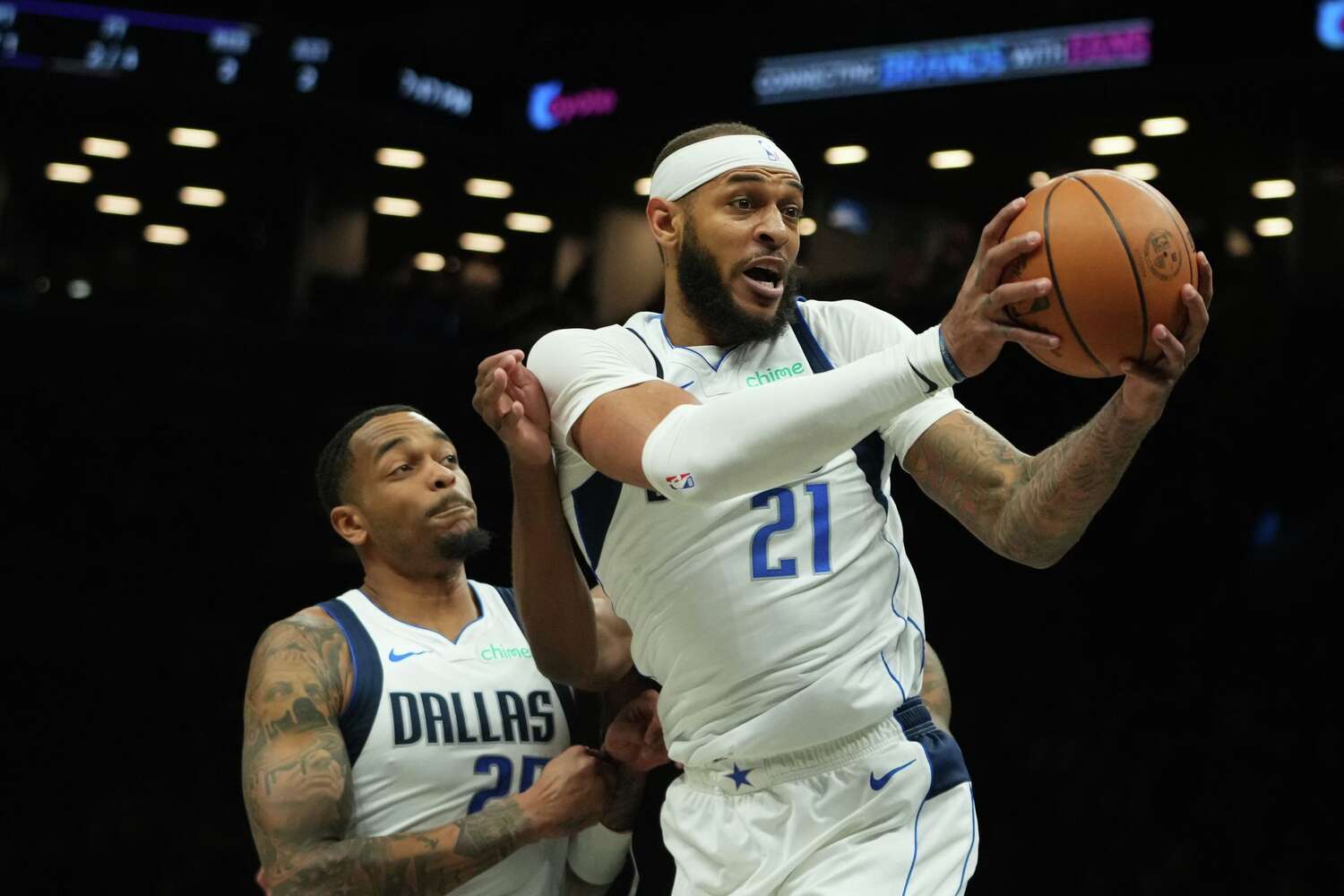 Mavericks center Daniel Gafford exits Warriors matchup with right shoulder contusion