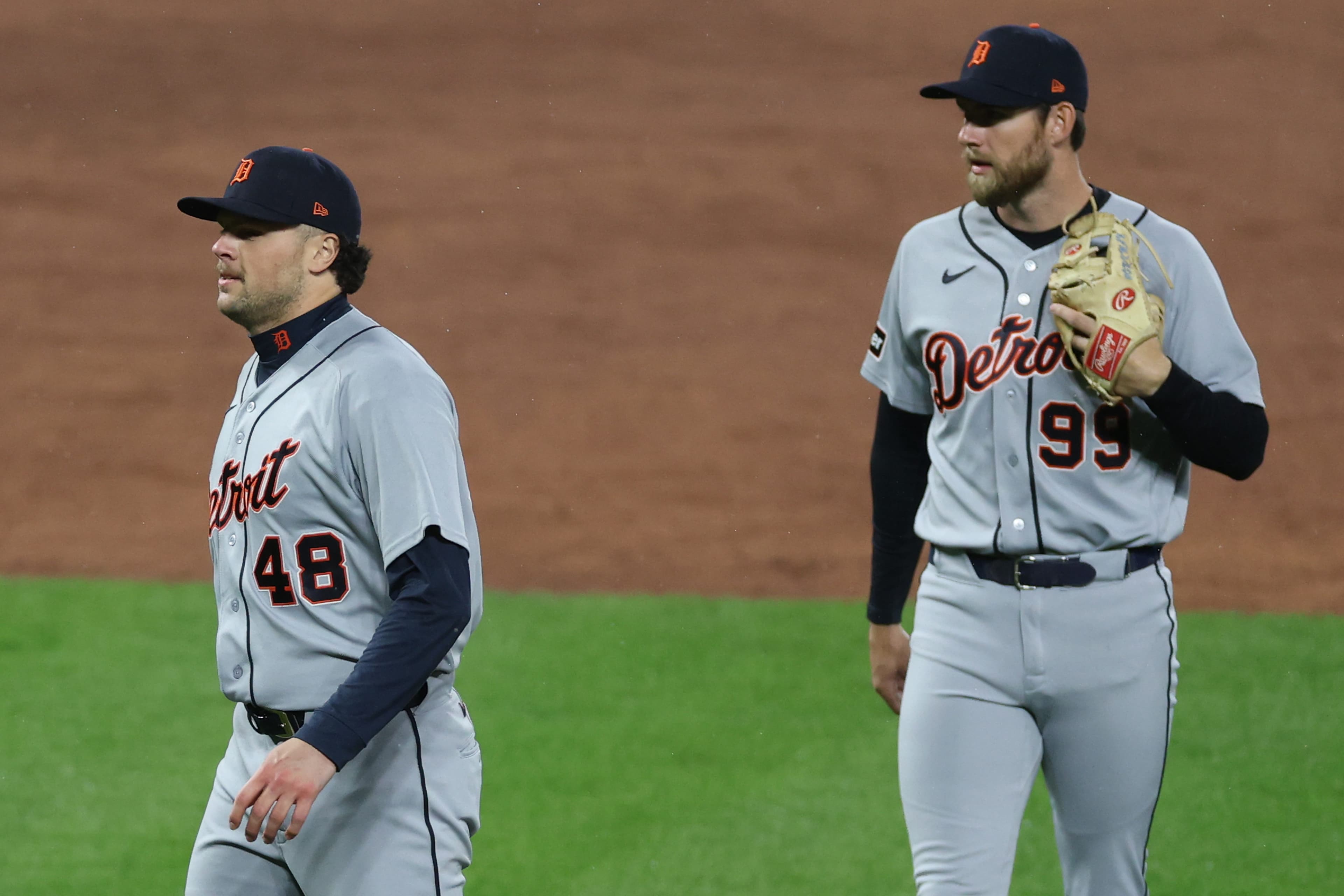 Brant Hurter exits Tigers game with injury after pitching in rain