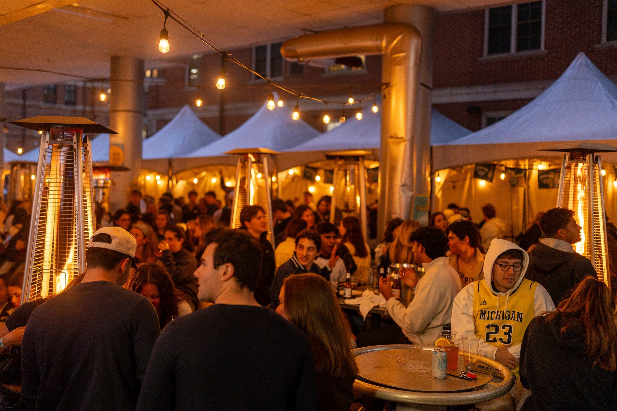 Students, fans pack Ann Arbor bars to watch Michigan in Final Four