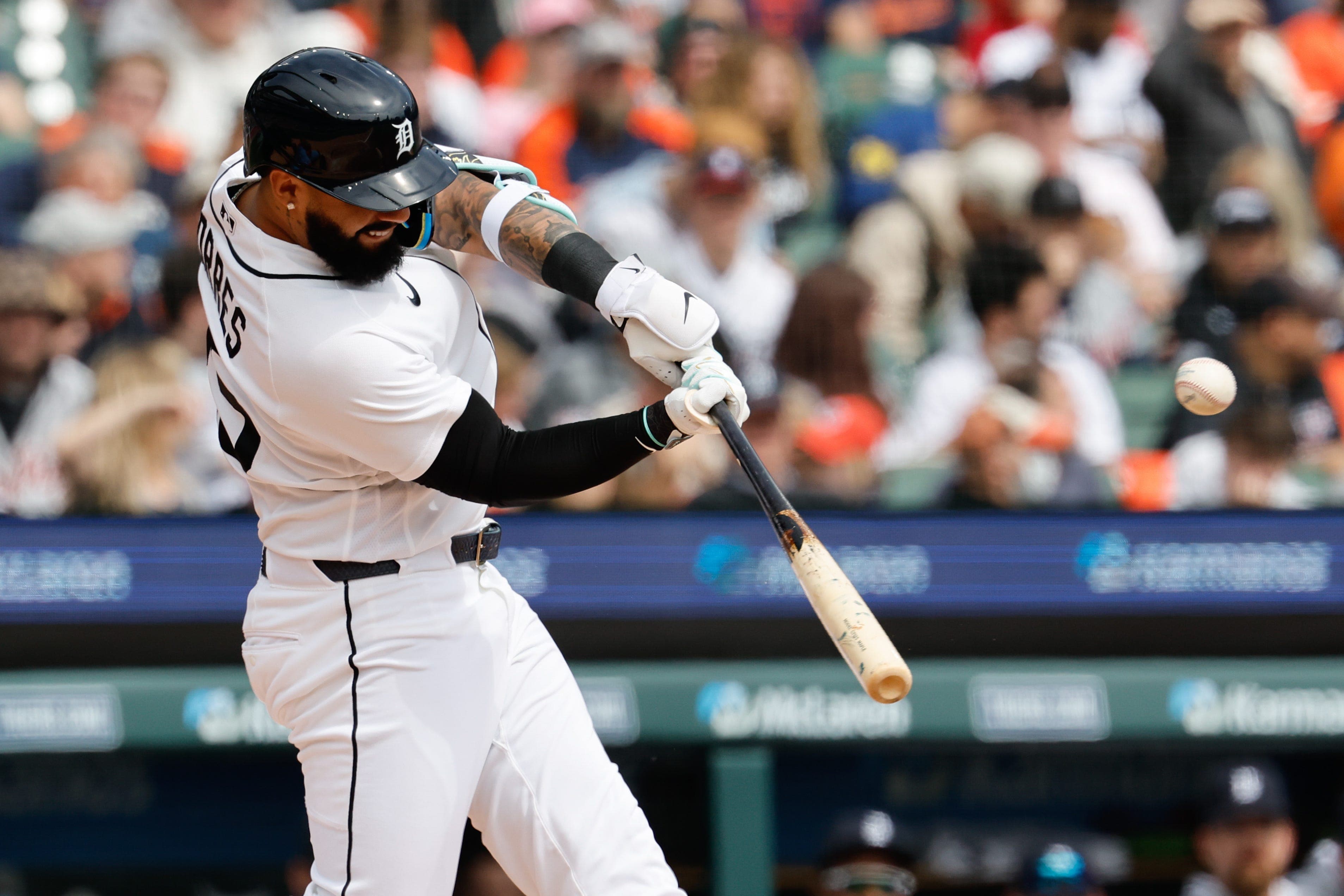 Tigers fans sing and dance in the rain during fun win vs Cardinals