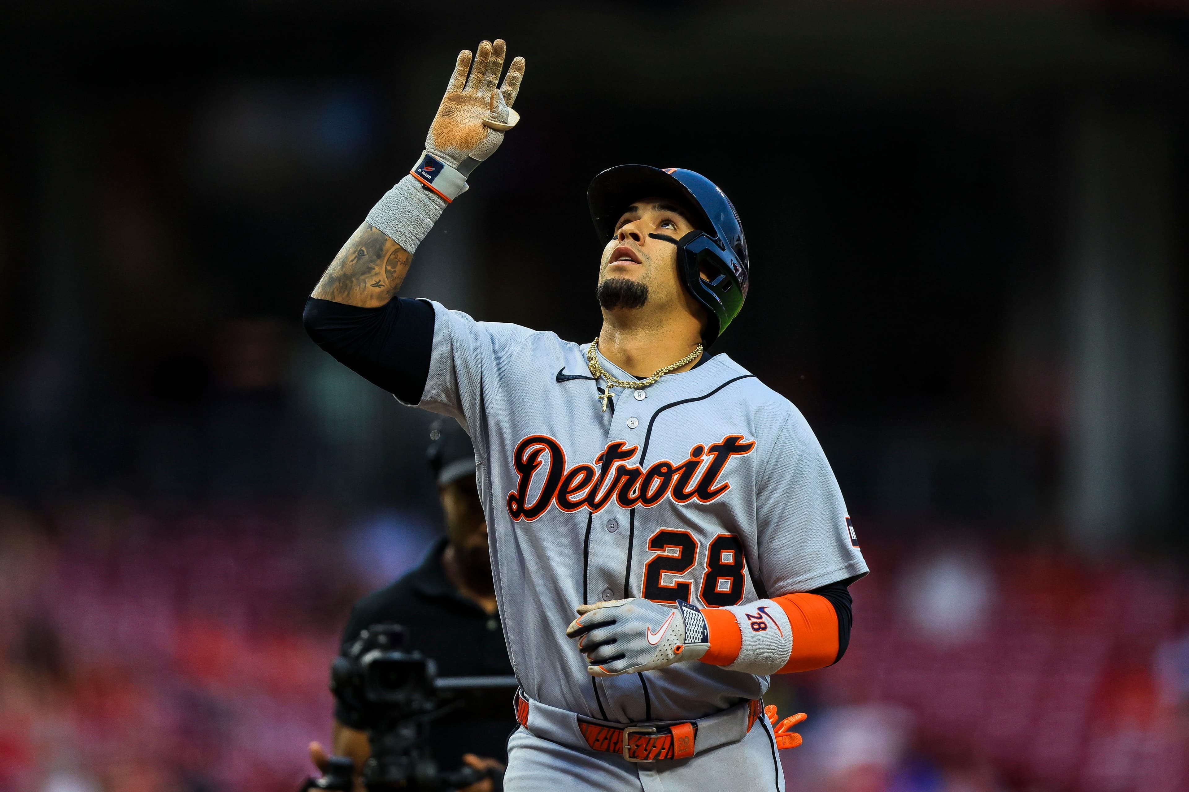 Javier Báez carted off in Detroit Tigers game after scary leg injury