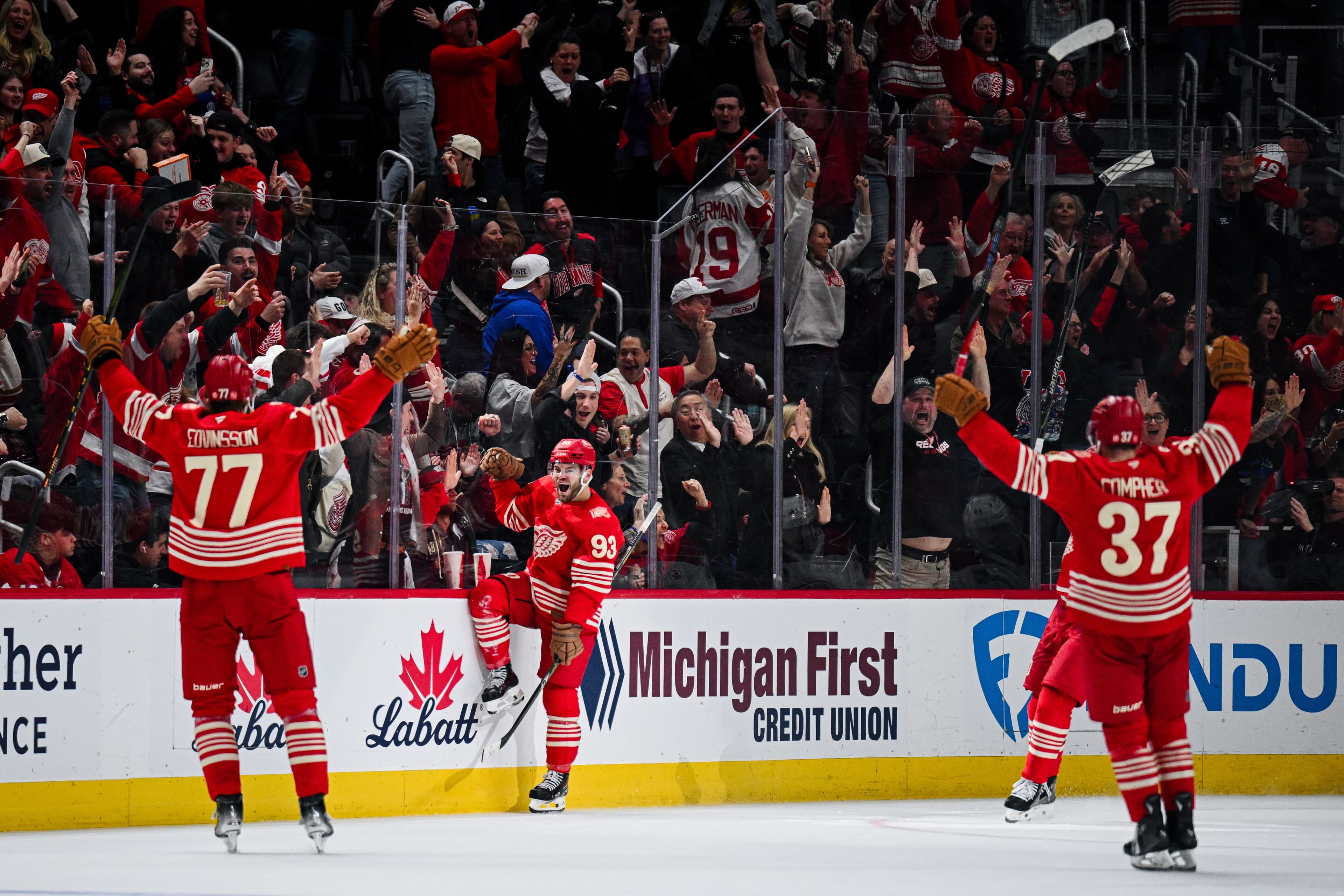 Alex DeBrincat snipes 2 points for Detroit Red Wings in win vs Habs