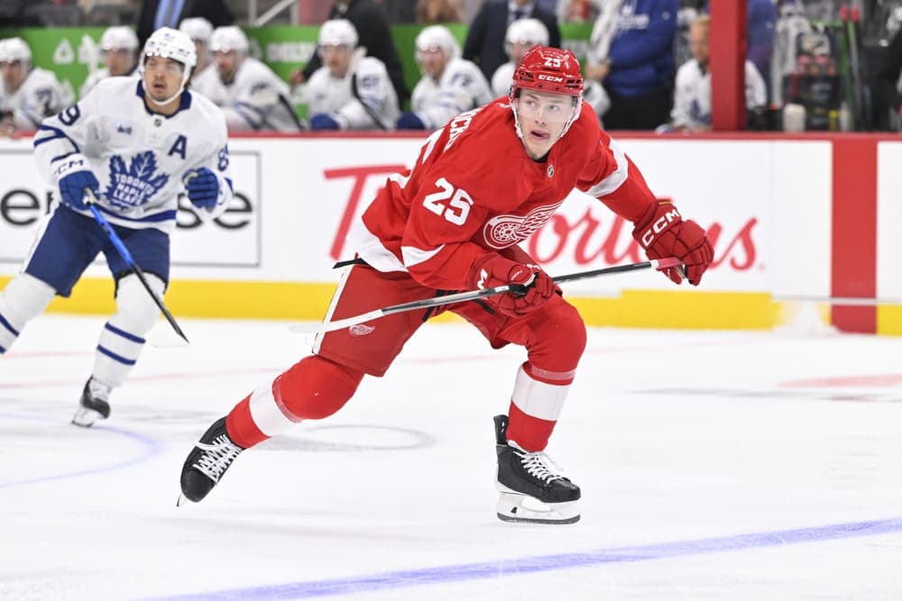 Red Wings Extend Bernard-Docker