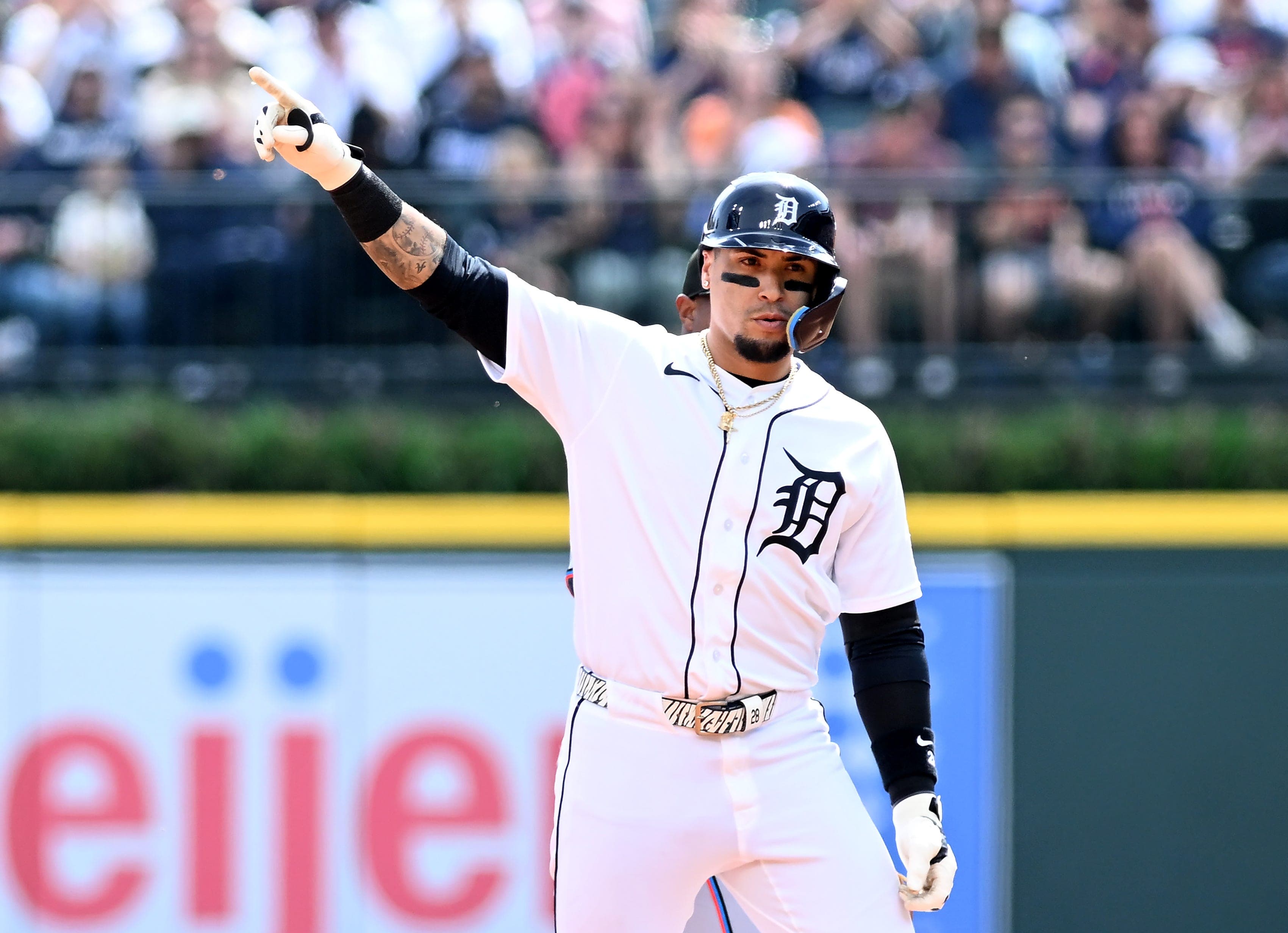 Tigers' Javier Báez carted off field with injury against Braves