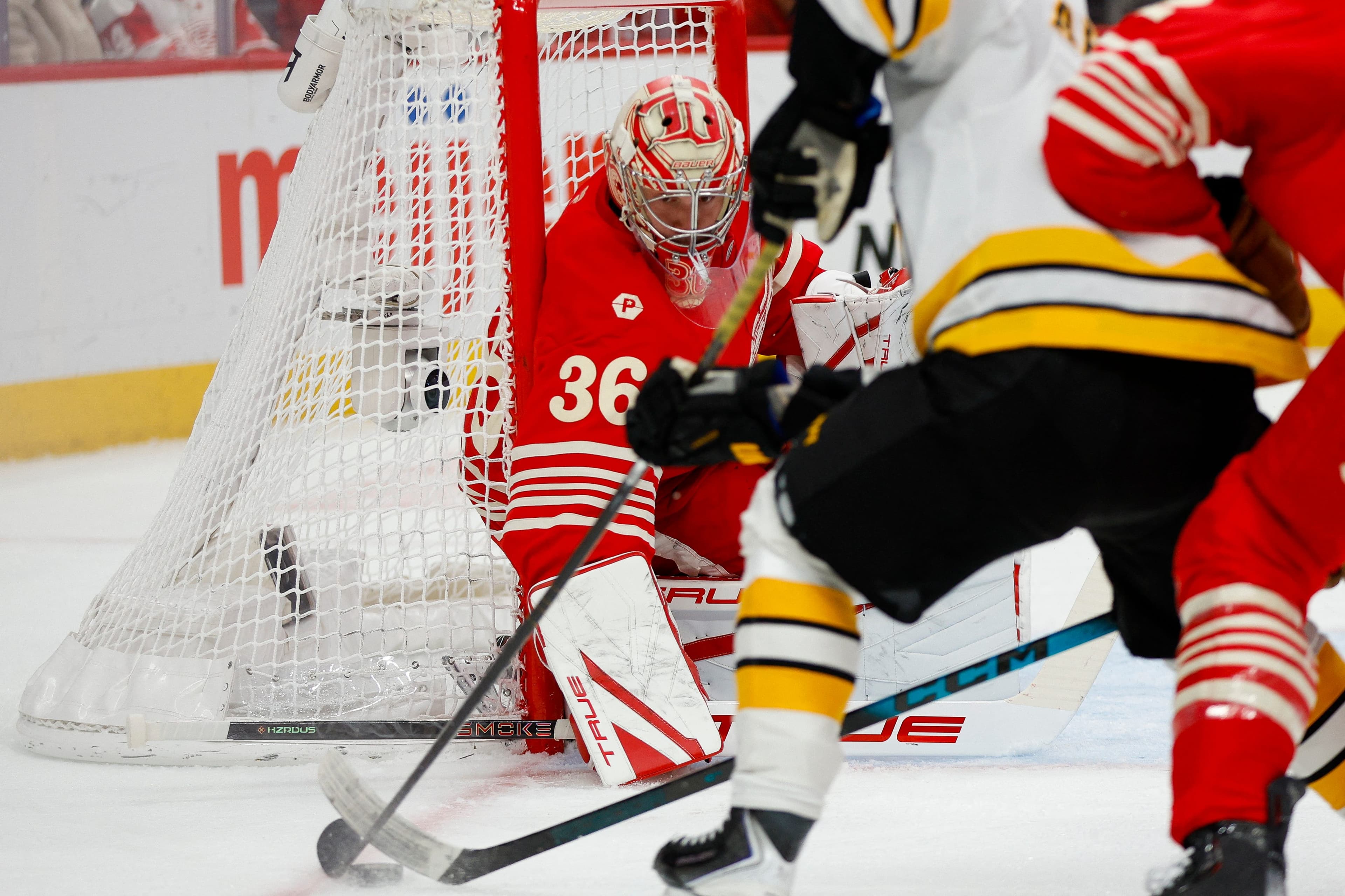 Bruins edge Red Wings in playoff-type battle at LCA