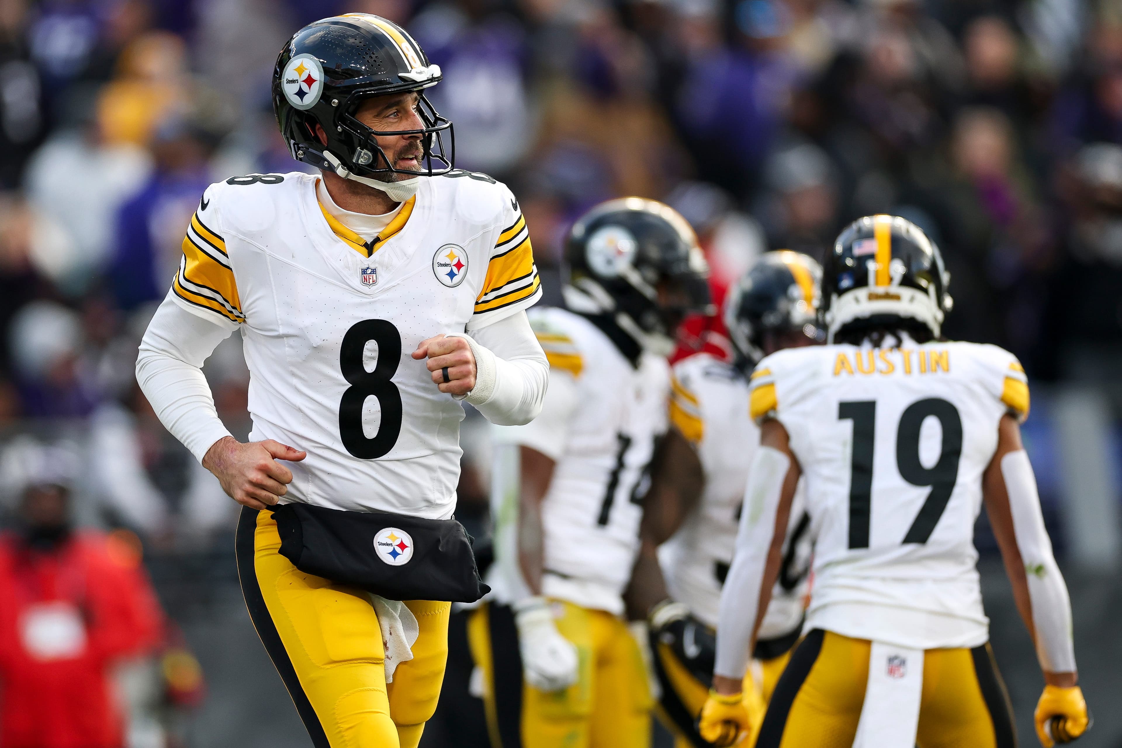 Aaron Rodgers signs to play 22nd NFL season with Pittsburgh Steelers