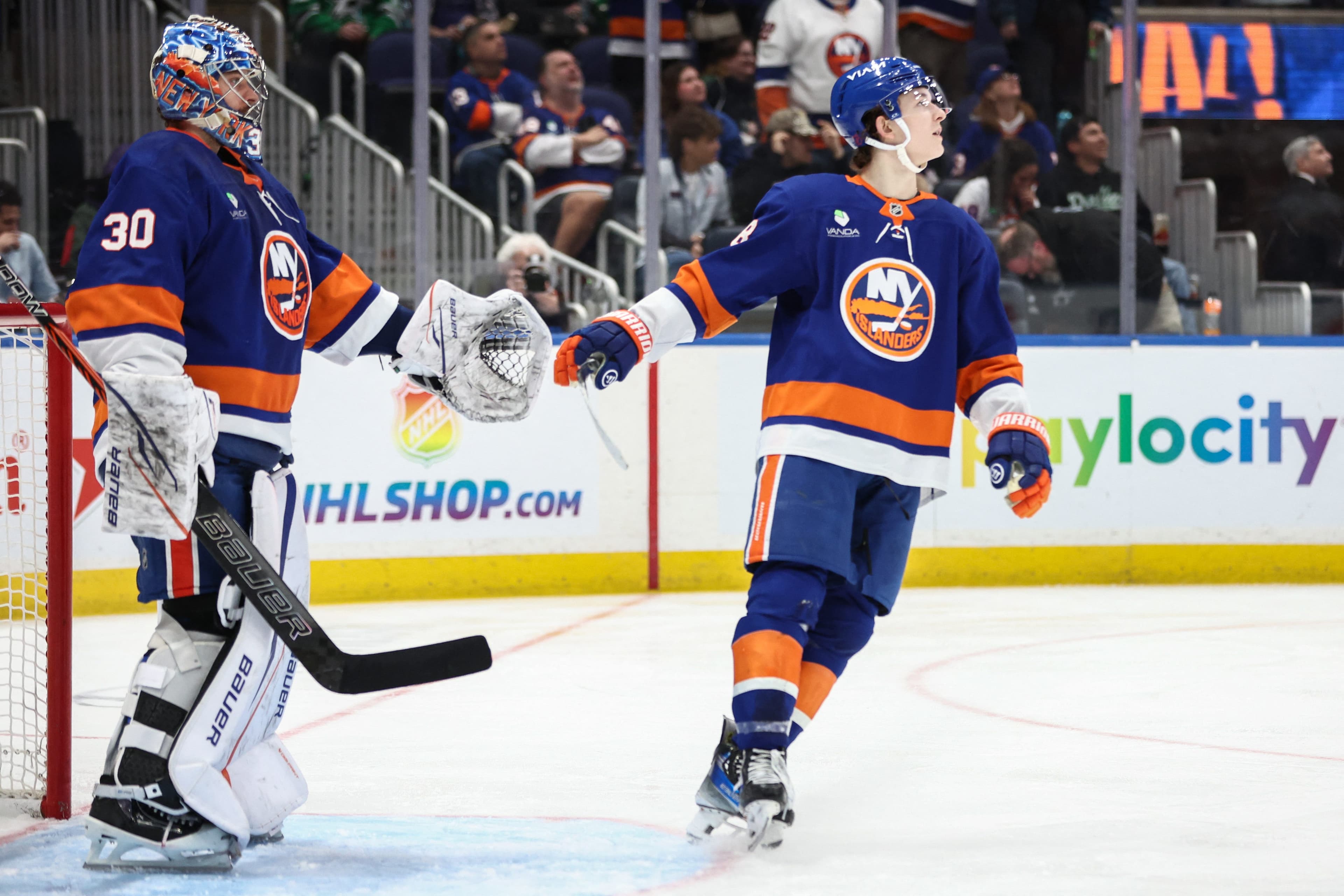 Hockey roundup: Isles move three points up on Wings for final wild-card spot