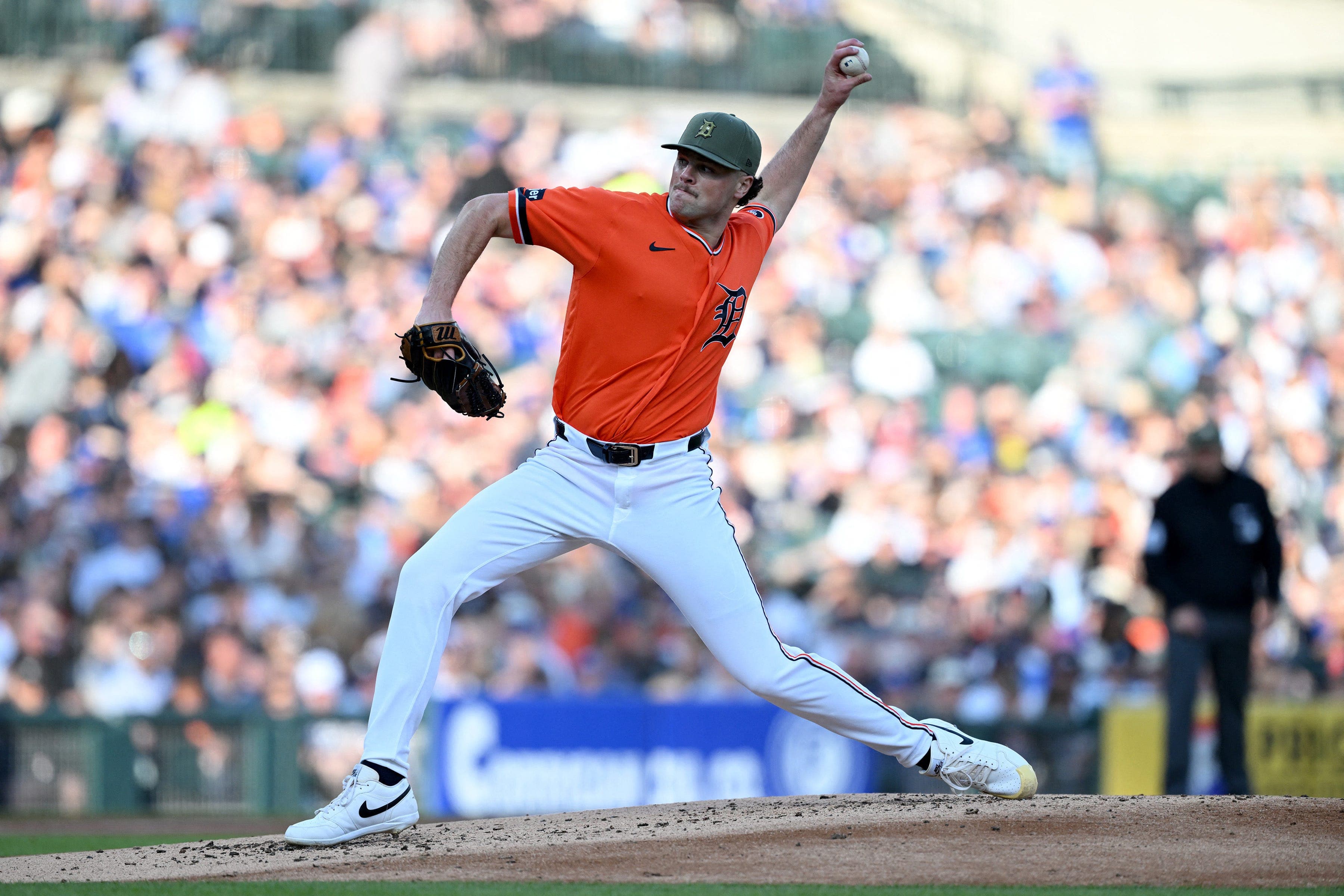 Lefty Brant Hurter leaves Tigers' game with apparent leg injury