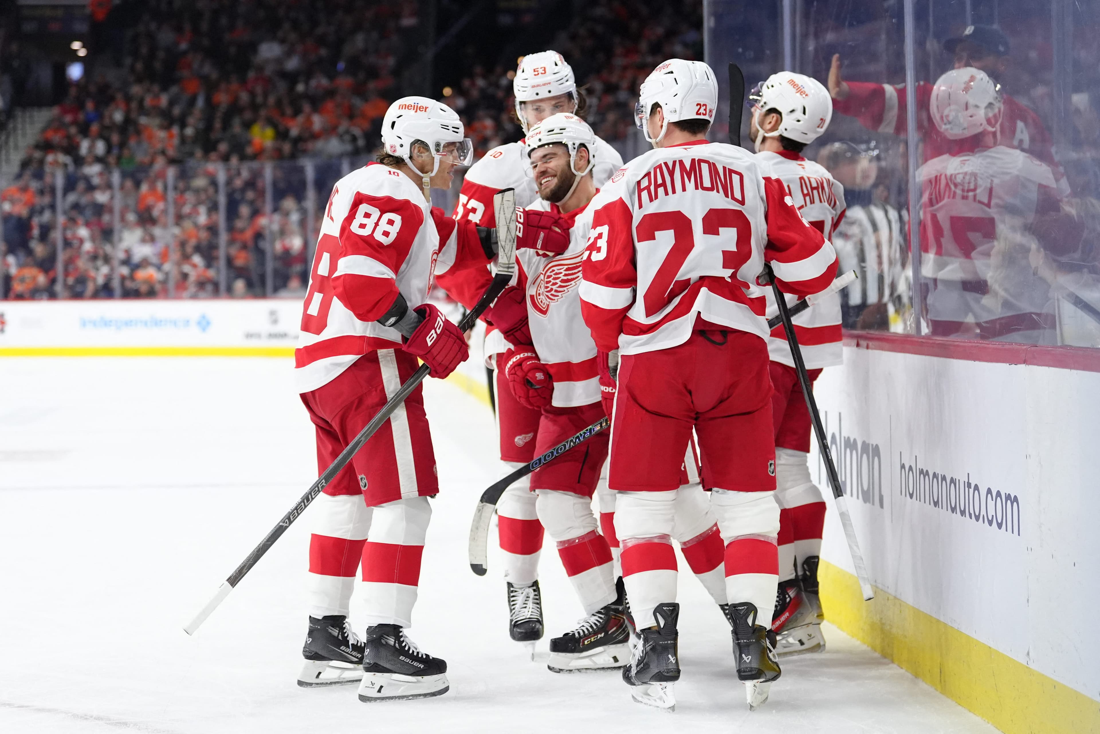 Red Wings keep playoff hopes alive with 4-2 win over Flyers