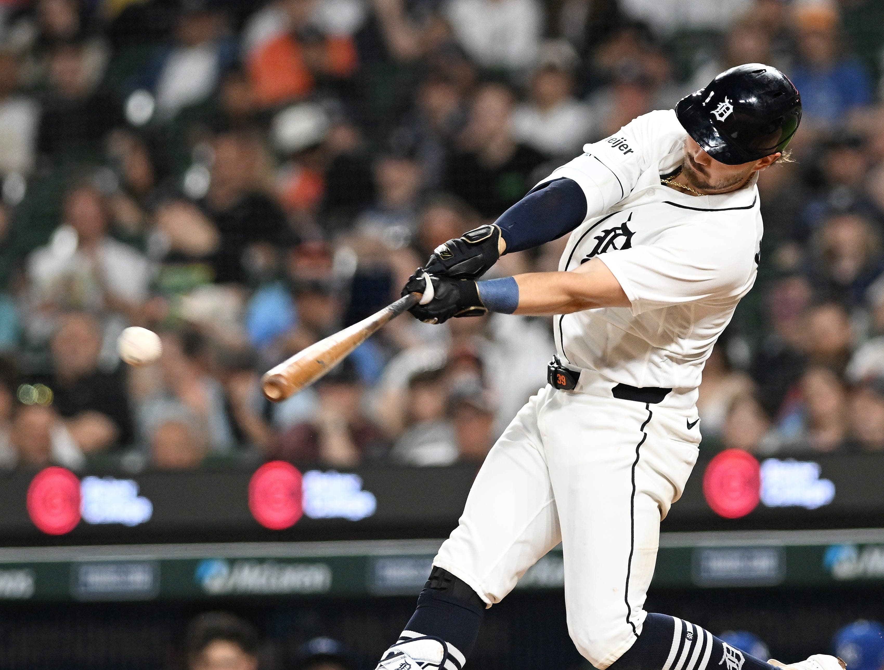 Tigers-Red Sox delayed because of lightning in top of the 8th