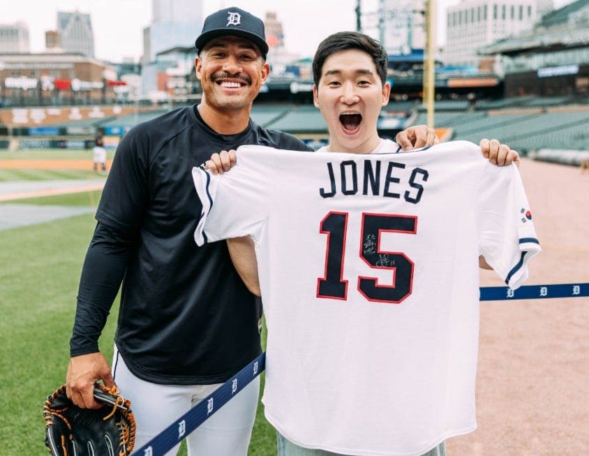 Pistons superfan from South Korea holds court with Tigers, too