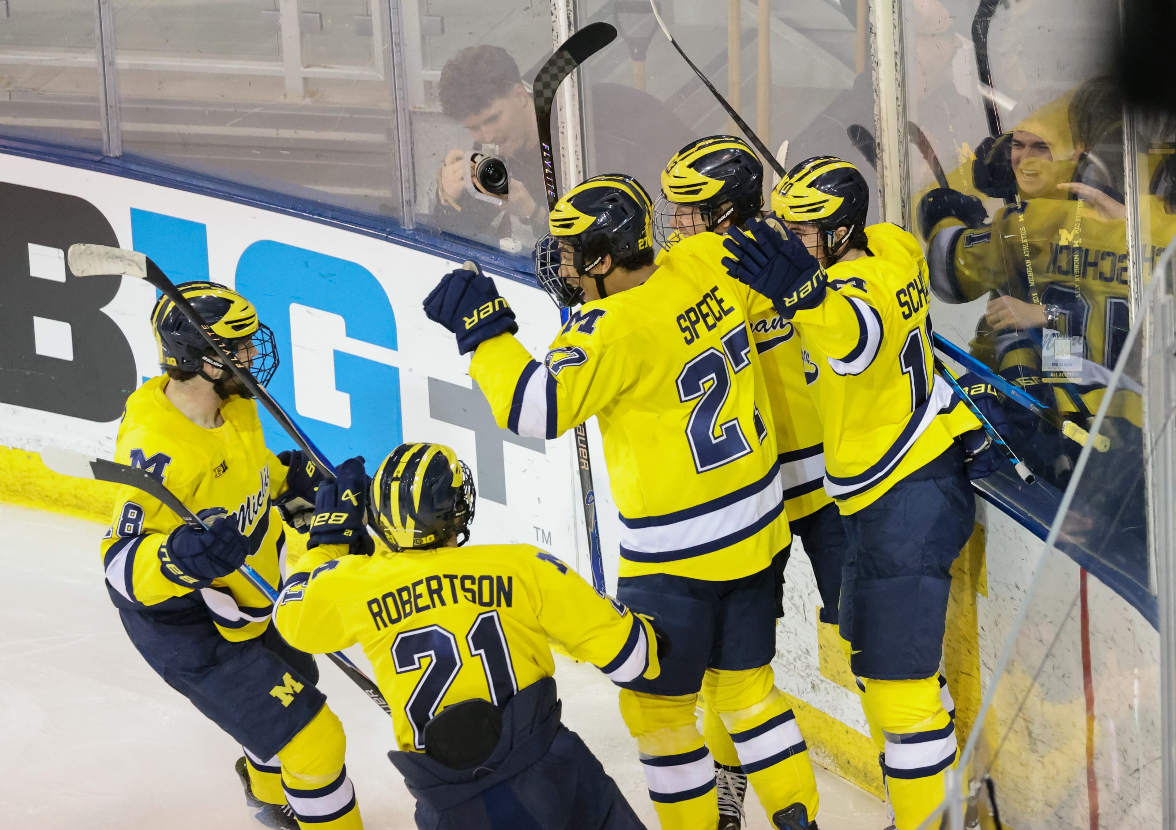 Michigan hockey makes easy work of Bentley, moves to round of eight