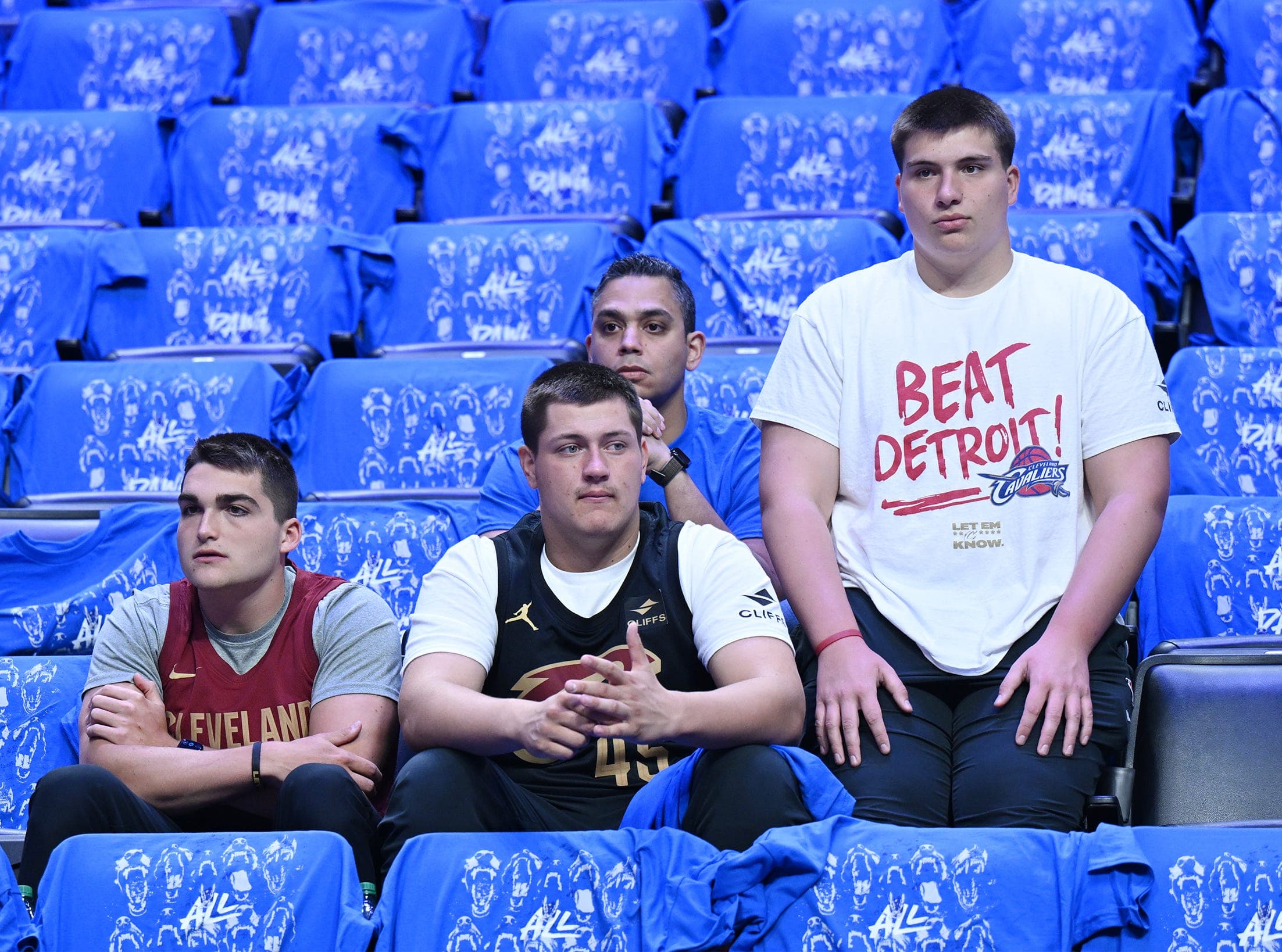 Cavaliers owner Dan Gilbert buses fans to Detroit for playoffs