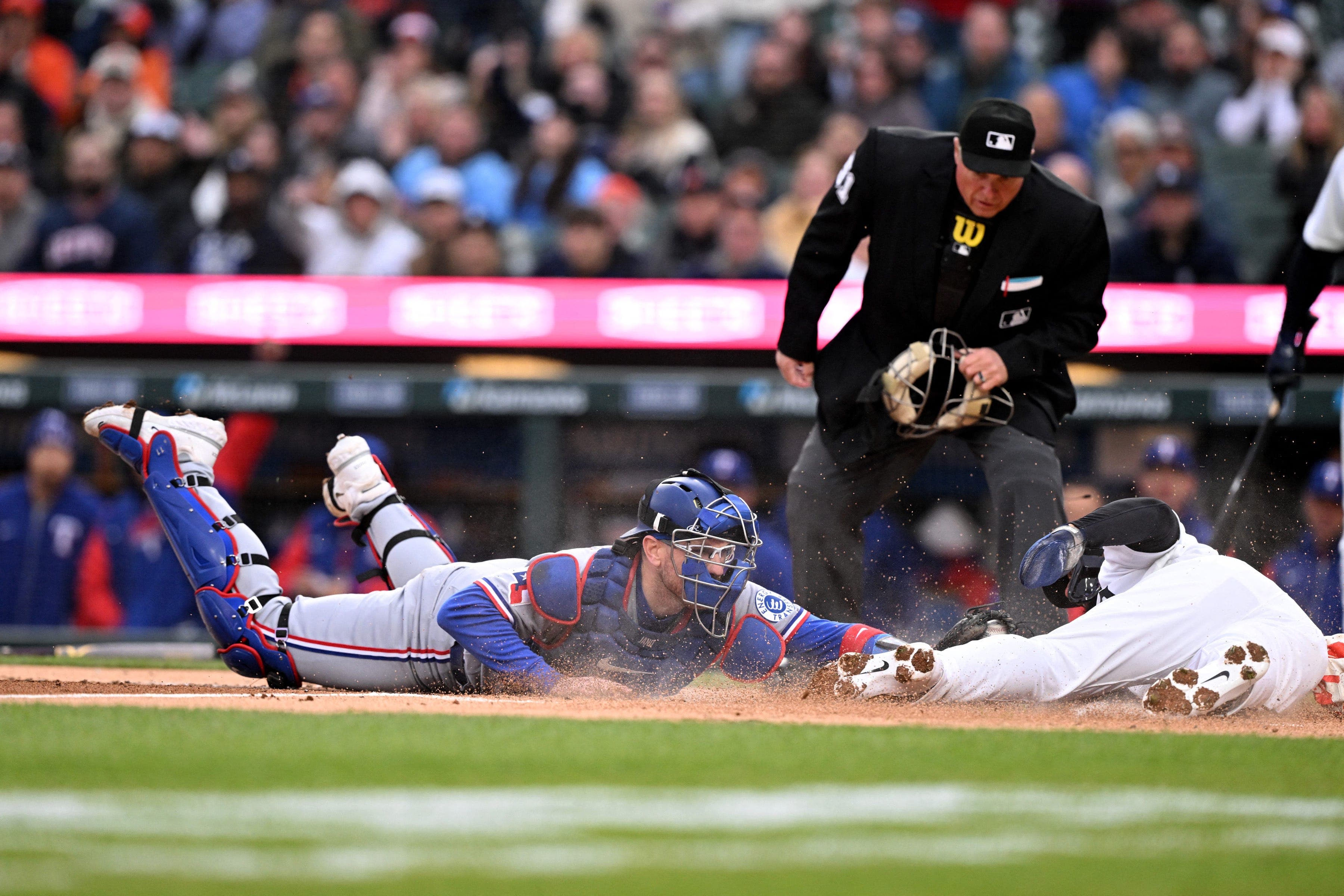 Detroit Tigers second baseman Gleyber Torres leaves game early