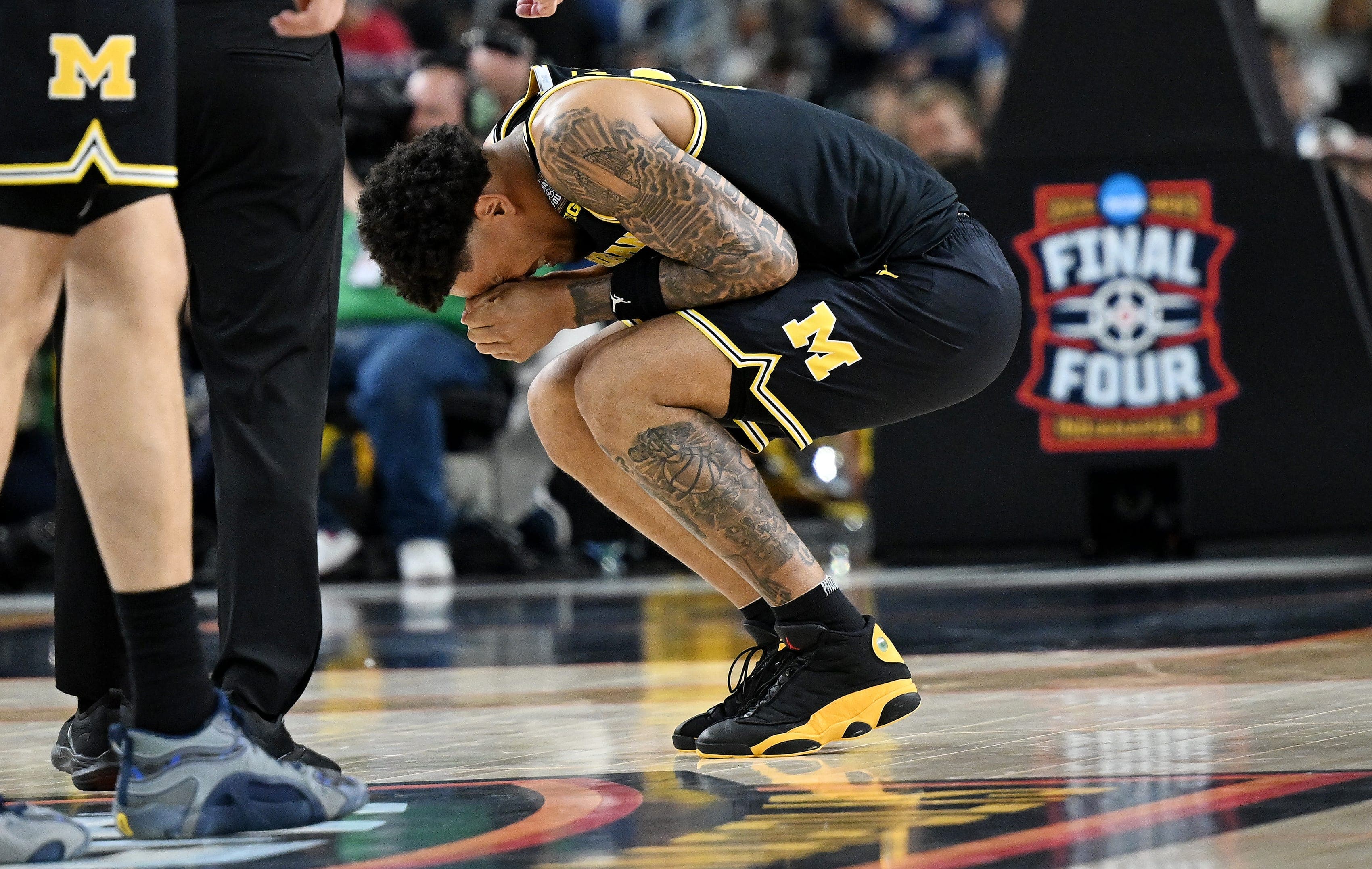 Yaxel Lendeborg, Michigan star, leaves game vs. Arizona with injury