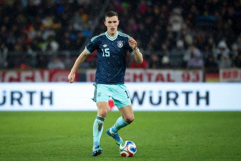 Dortmund resume contract extension talks with Schlotterbeck