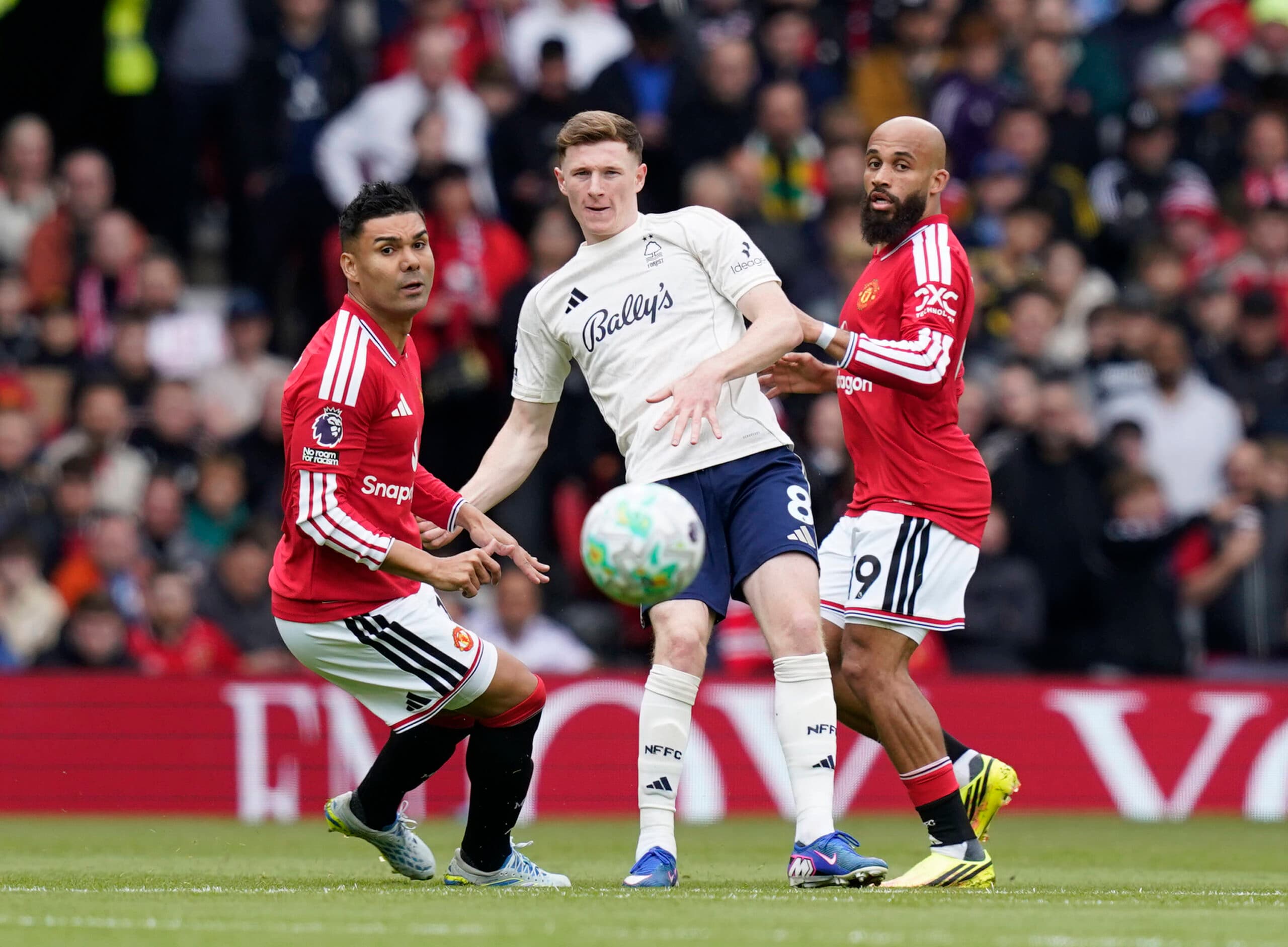 Gary Neville Urges Manchester United to Replace Casemiro with Premier League Star