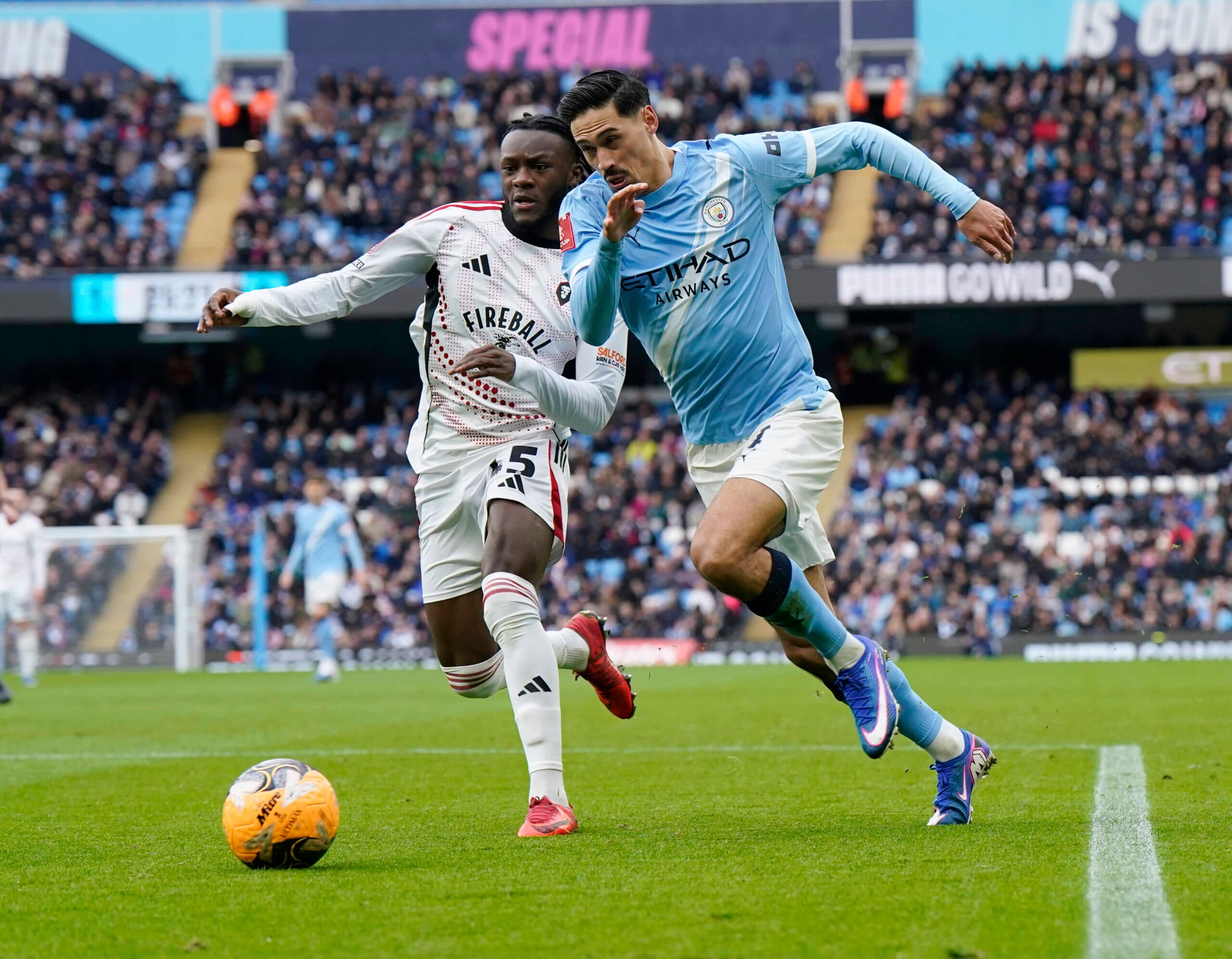 Report: Arsenal considering shock move for Manchester City midfielder