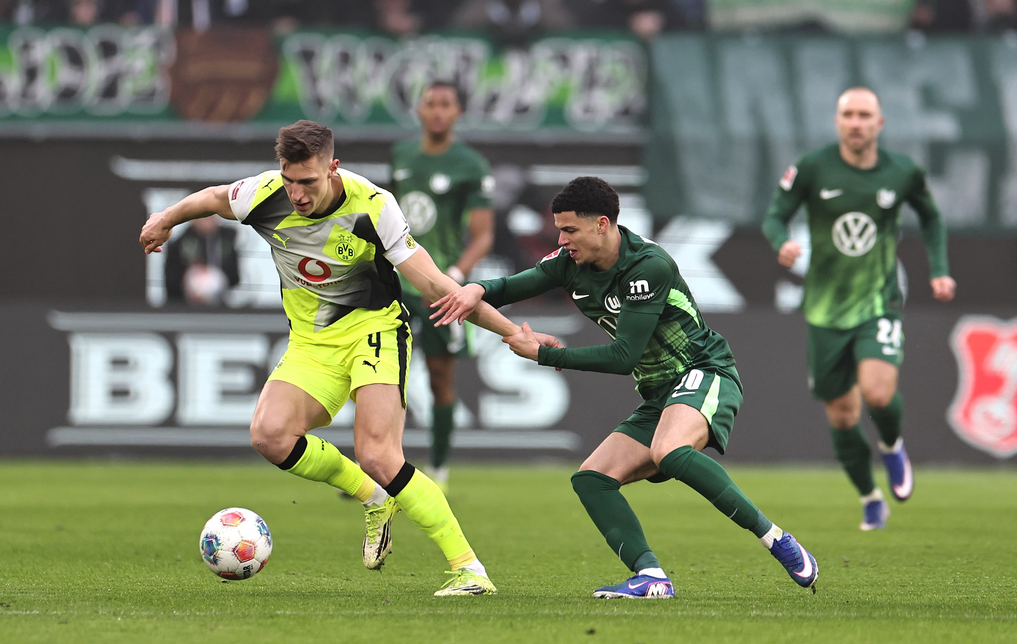 New Headline: Ronaldo Overcomes Messi in Record-breaking Soccer Goalkeeping Journey!