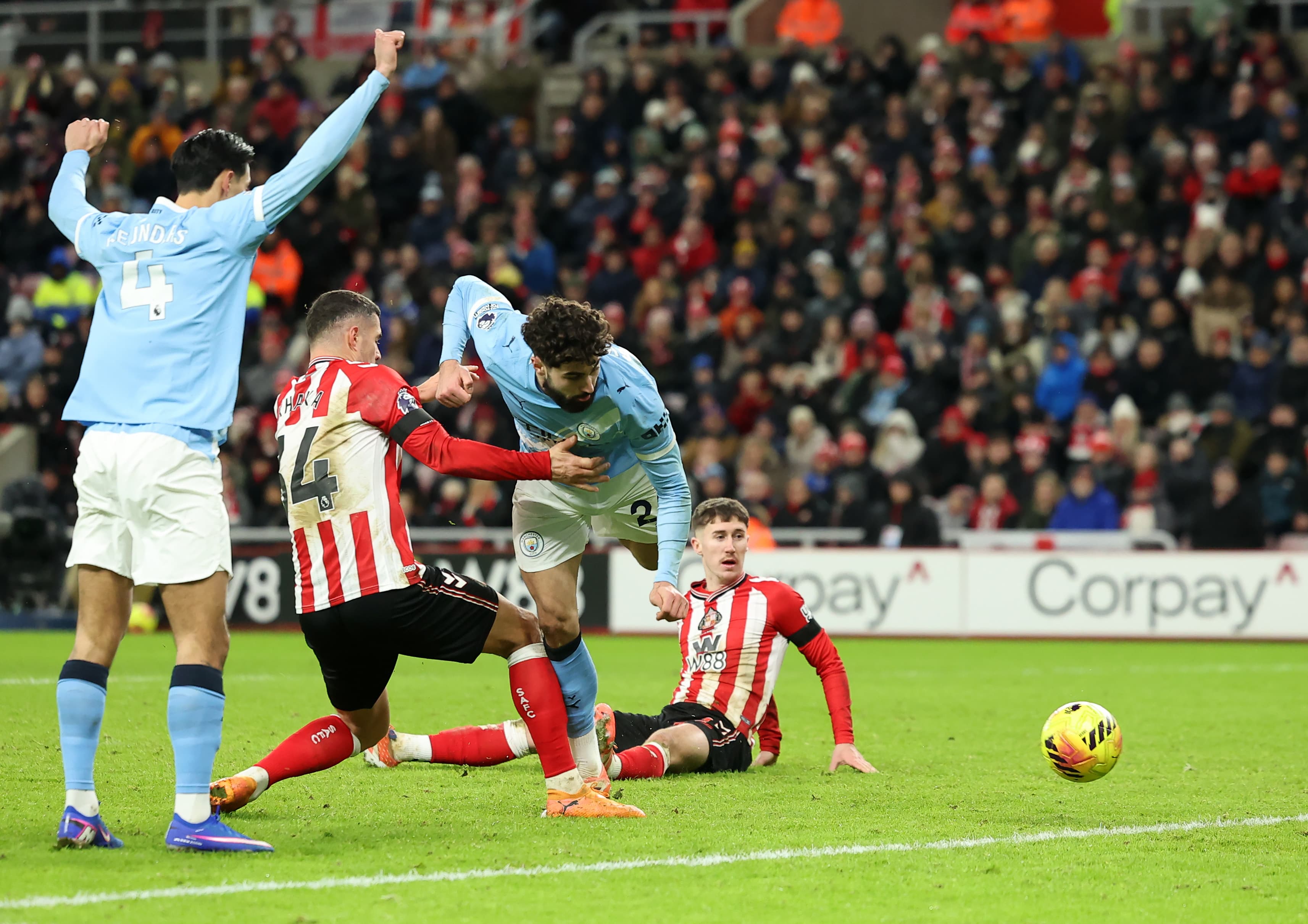 Real Madrid make contact with agent of Manchester City defender