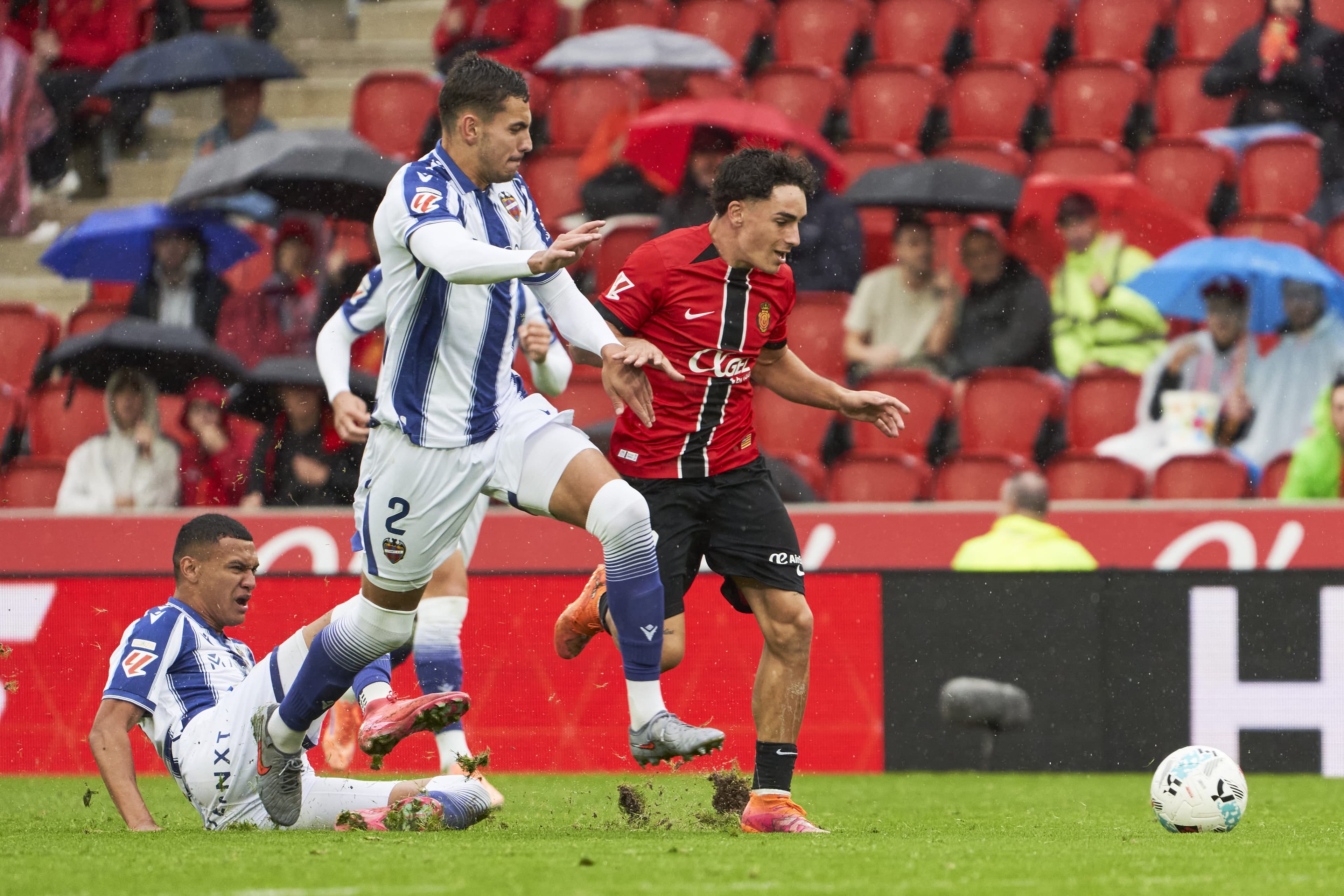 Confirmed: Barcelona able to re-sign winger for €18m