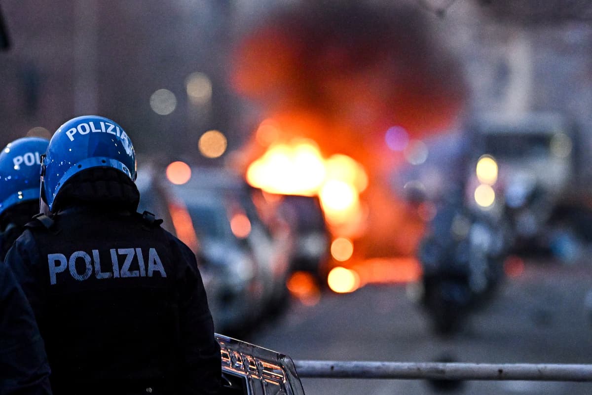 Video: Angry ultras hurl firecrackers at police following Pescara’s relegation