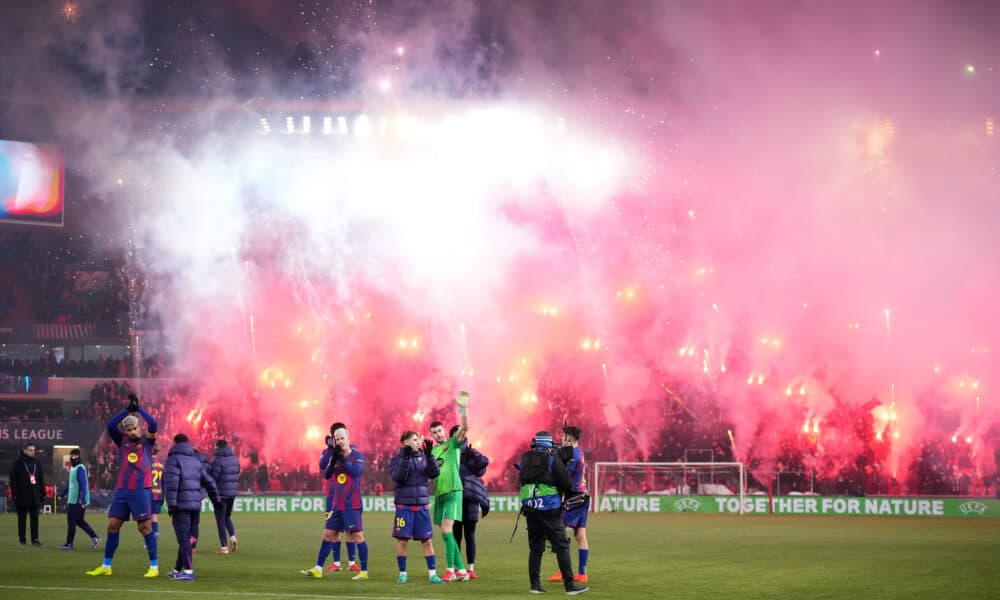 Slavia Praha vs Sparta Prague derby abandoned after home fans storm pitch and attack rival goalkeeper