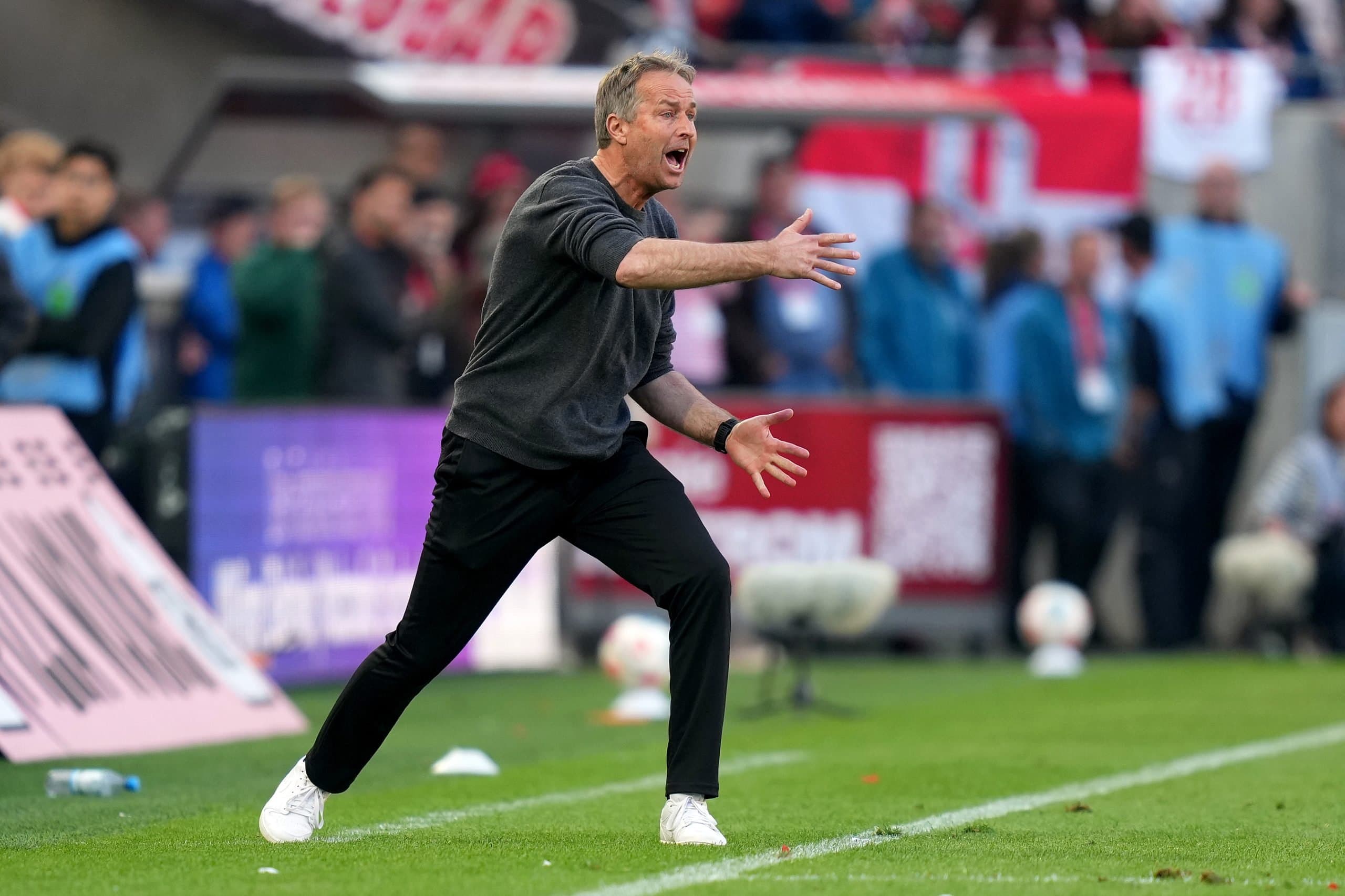 Köln and Bayer Leverkusen coaches get into heated exchange over dry pitch following Bundesliga match