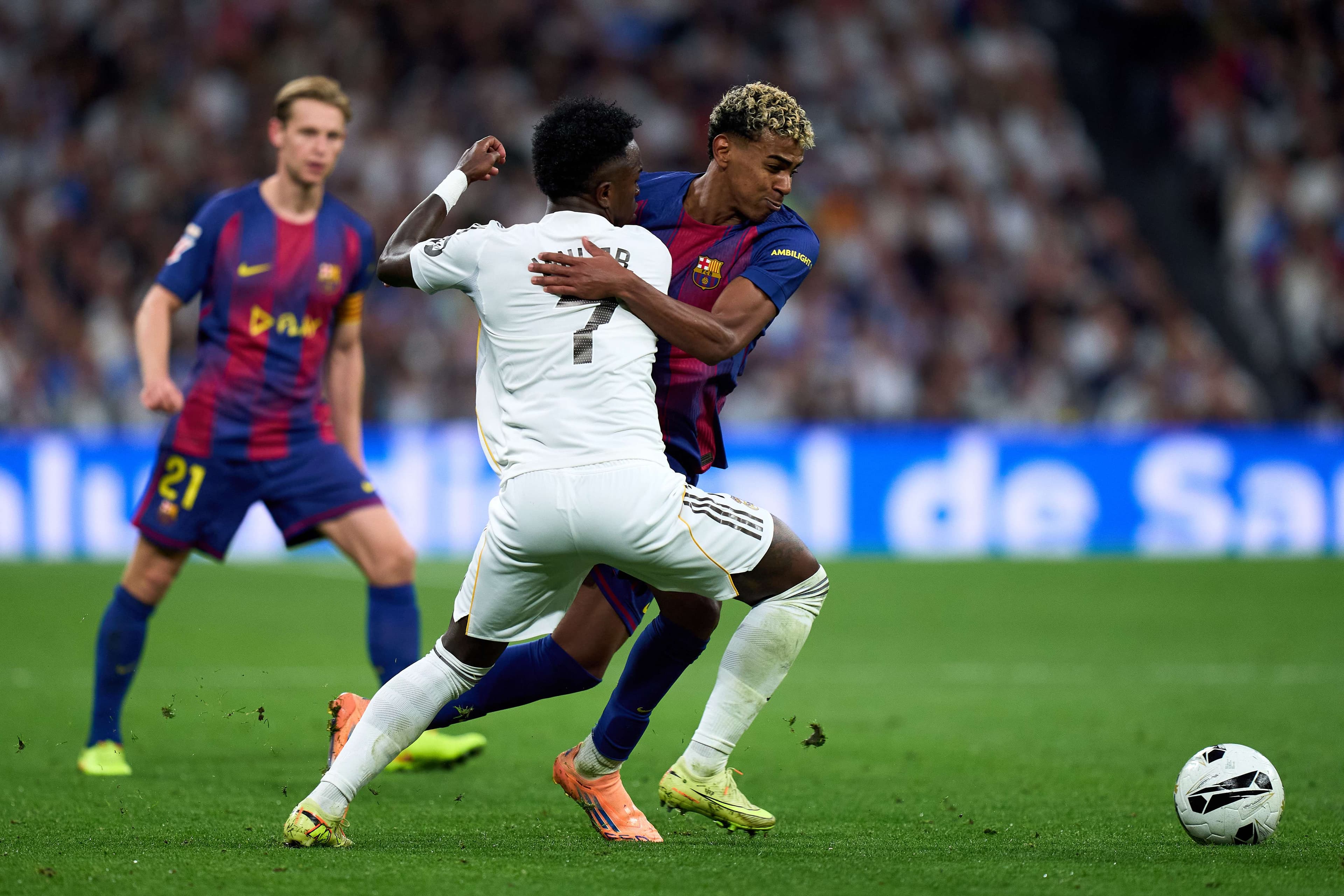 Vinícius Jr. shows support for Barcelona’s Lamine Yamal after Spain chants