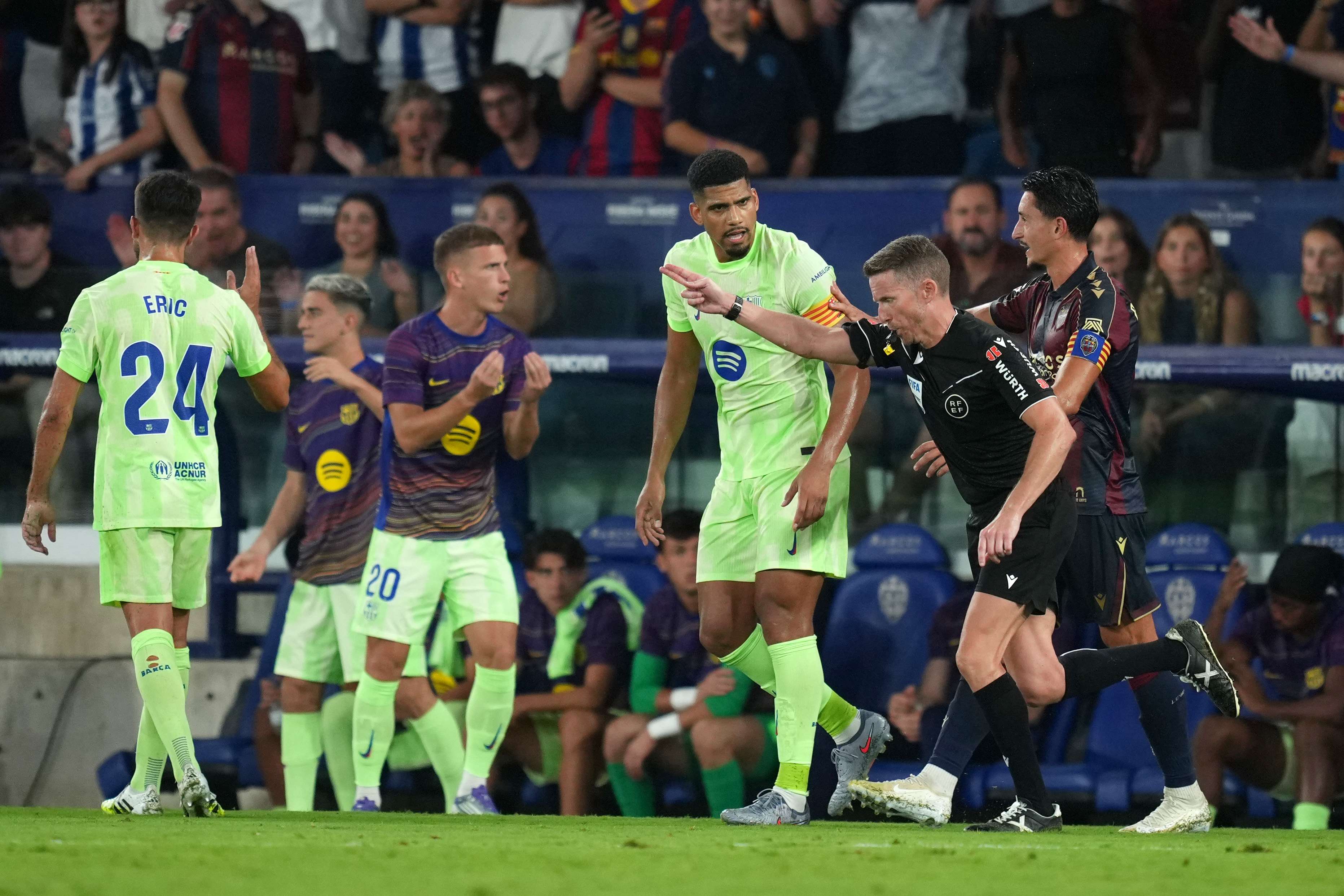 Barcelona fans express concern as referee for El Clásico confirmed