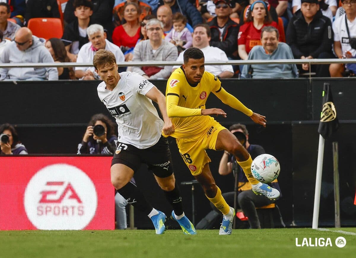Girona falls at Mestalla in a match marked by details