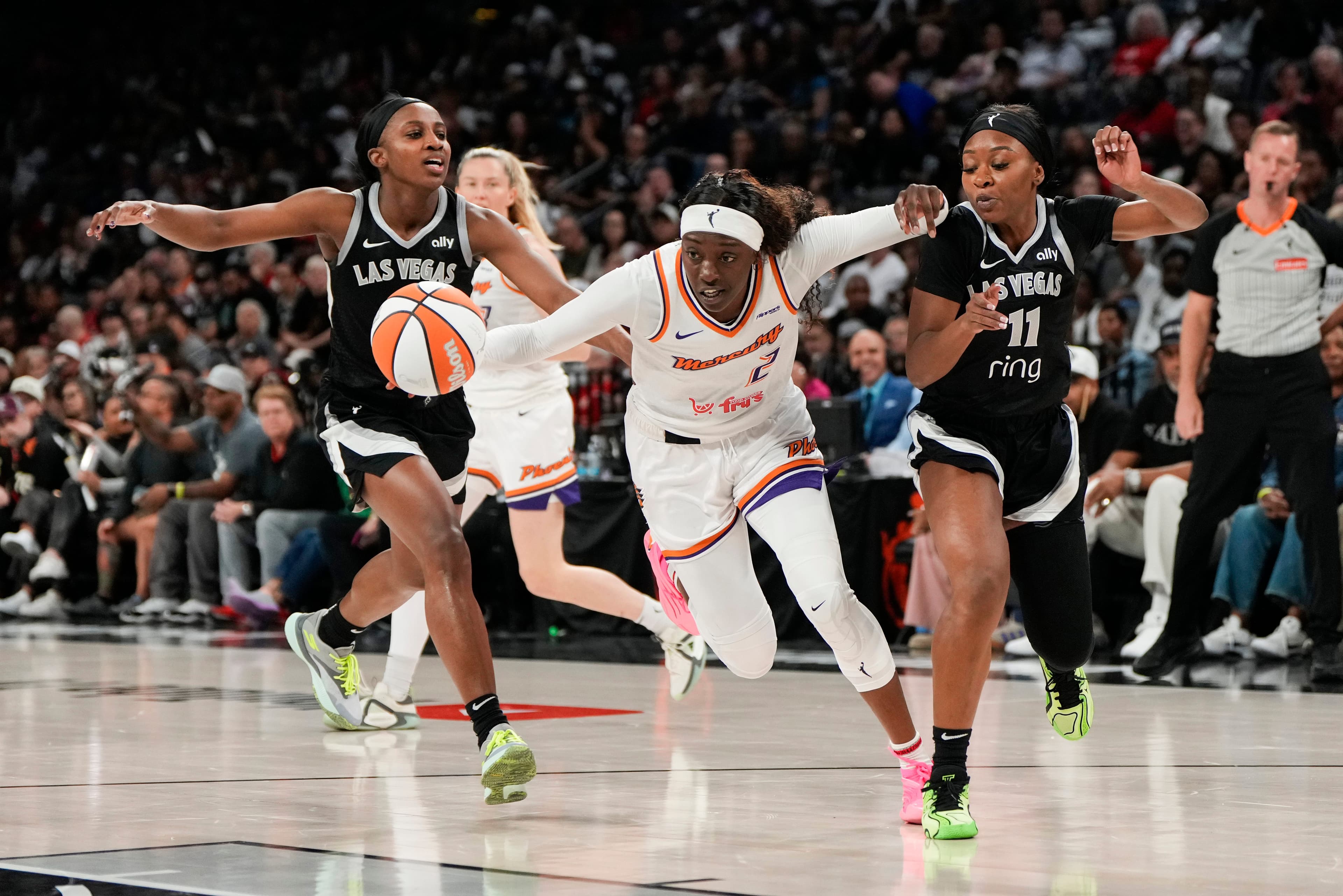 Epic battle! Caitlin Clark fiercely defends her world title!