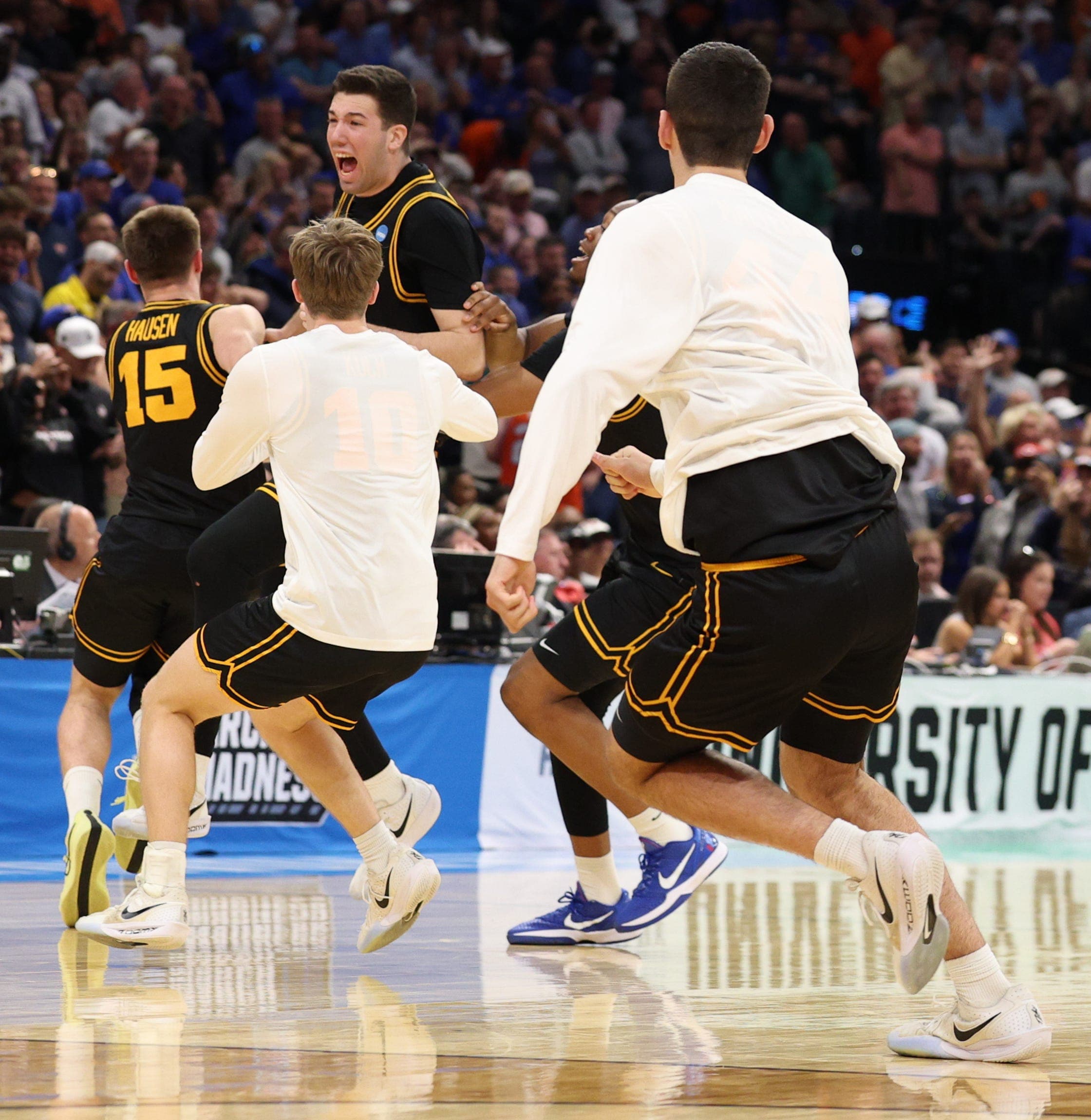 Iowa basketball's Alvaro Folgueiras shows off vibrant personality in March Madness