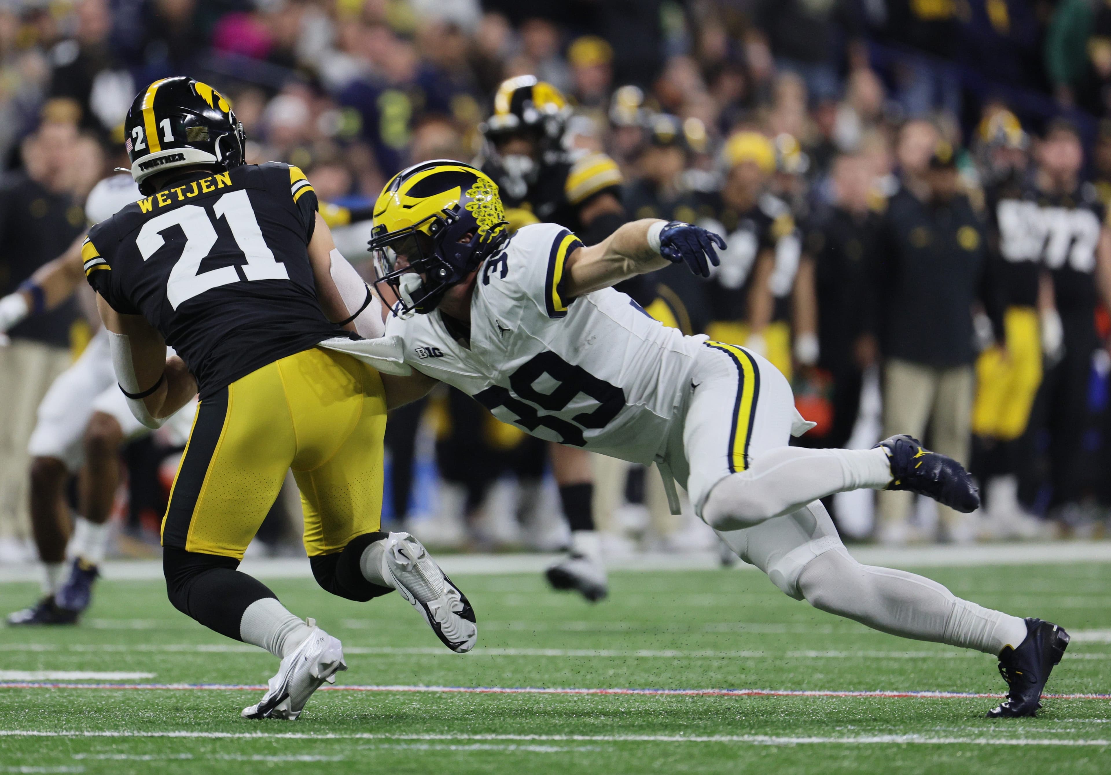 LA Legends Clash in Epic First-Down Match-Up!