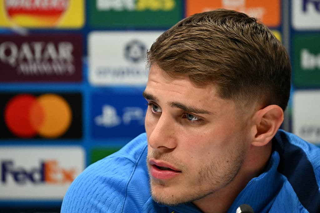 Goalkeeper Van der Vaart's Spectacular Save Surprises Critics: 'Keeper's Blockbuster!'