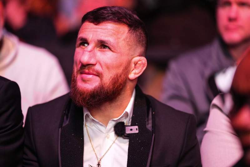 Merab Dvalishvili takes risk in viral clip to meet window cleaner