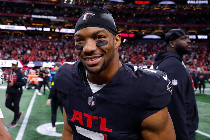 Bijan Robinson and Kylian Mbappe share ‘legendary’ crossover moment in France