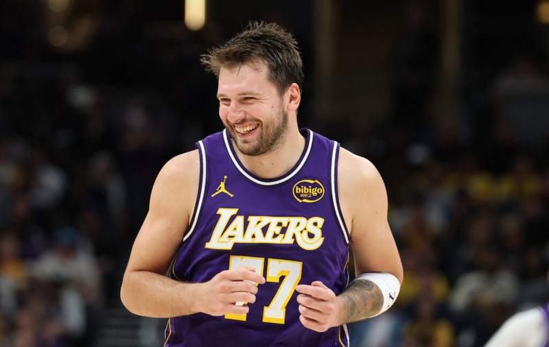 How Luka Doncic reacted to Caitlin Clark taking his pictures during LA Lakers game