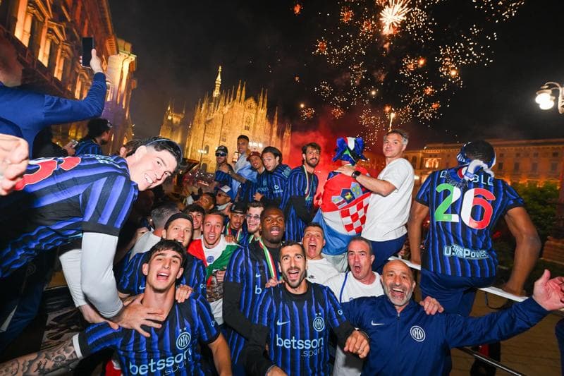 On board the bus: photos and videos from the Nerazzurri parade
