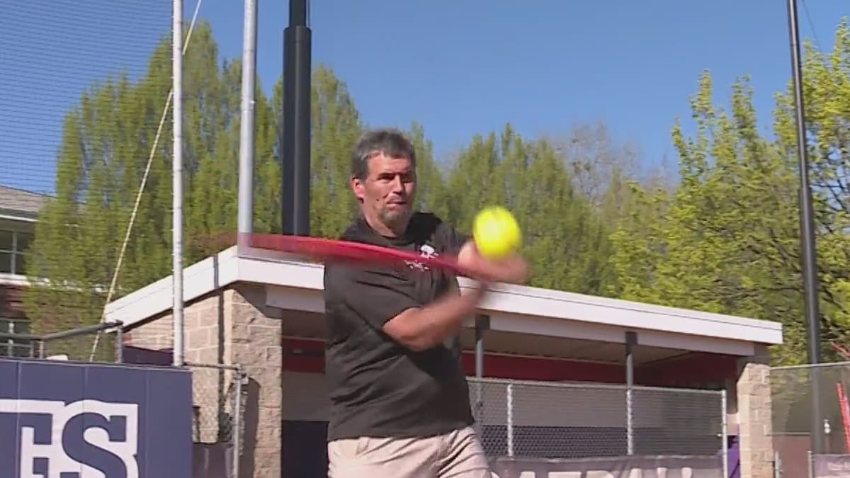 Legendary softball coach becomes the fastest to surpass 900 wins