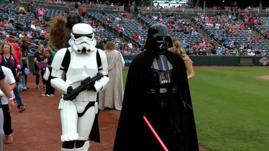 Cards, Hooks duel on Star Wars night