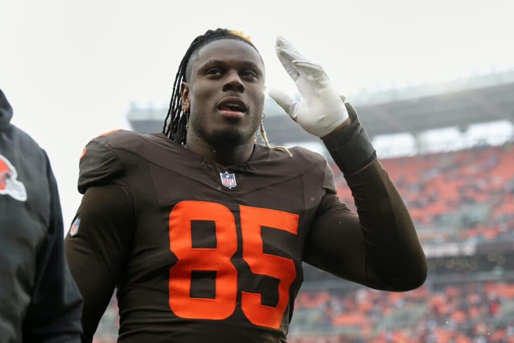 Chargers Agree to Terms With Pro Bowl TE David Njoku