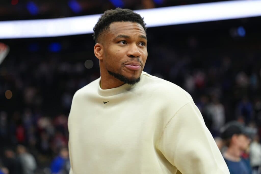 Giannis Antetokounmpo Takes Shot at LA Amid Lakers Trade Rumors