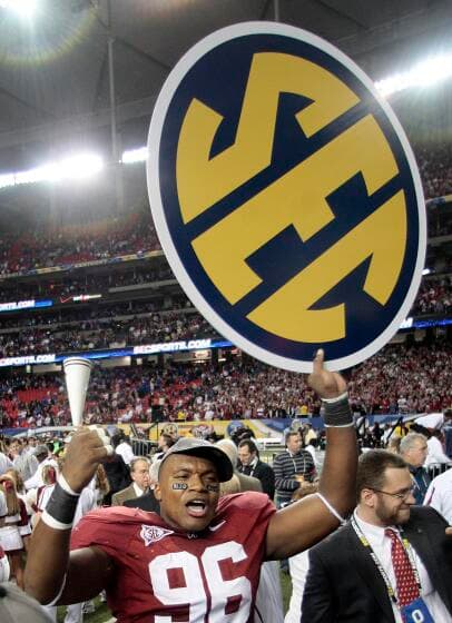 Former Alabama player accused of posing as NFL pros -- with wigs and makeup -- in fraud scheme